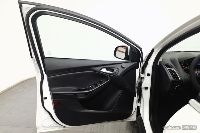 Ford Focus 2015 car image #12