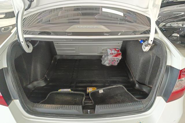 Skoda Rapid 2017 car image #12