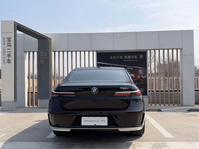 BMW 7 Series 2024 car image #12