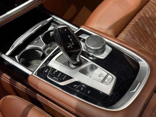 BMW 7 Series 2021 car image #12