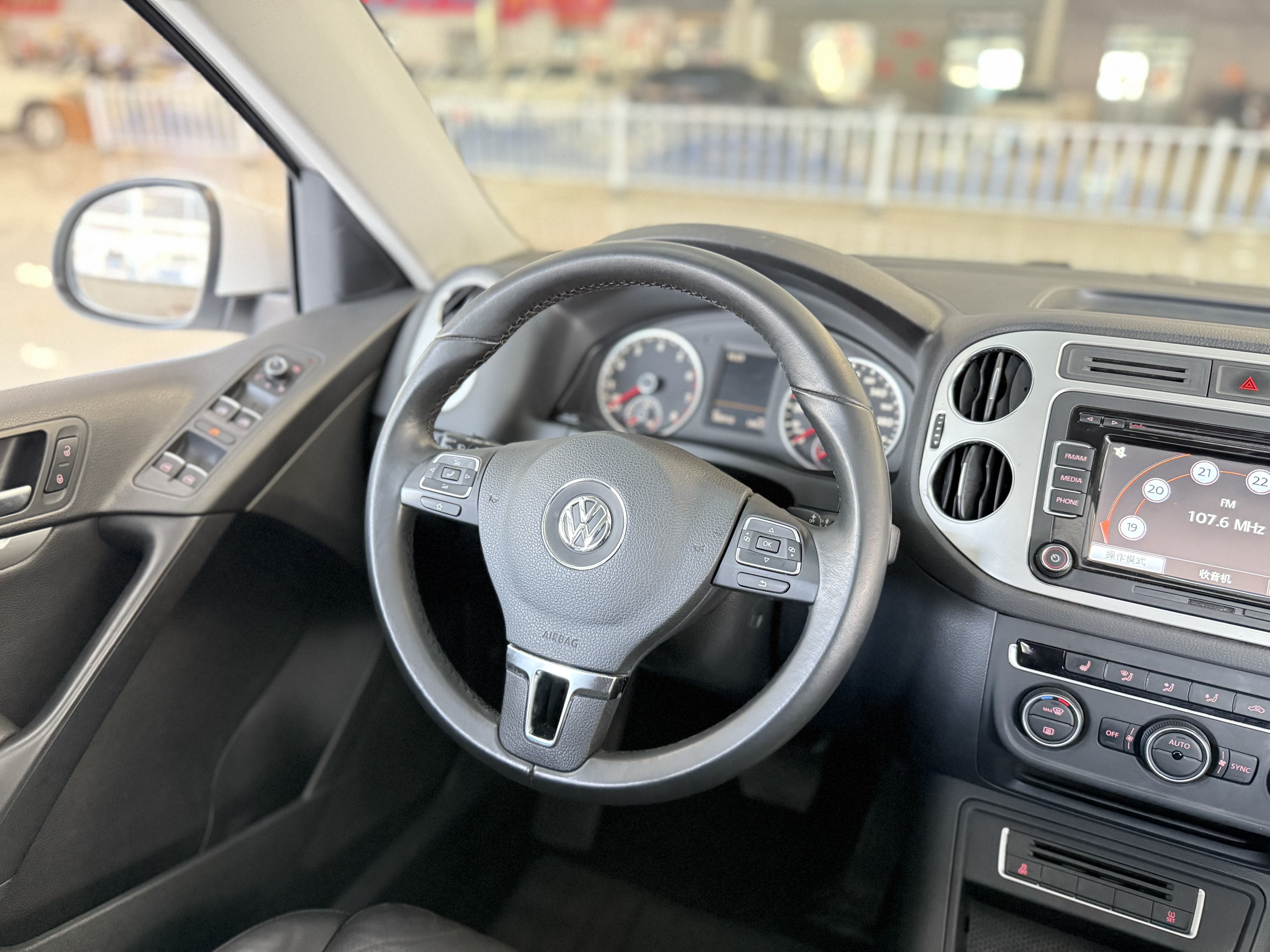Volkswagen Tiguan 2016 car image #12