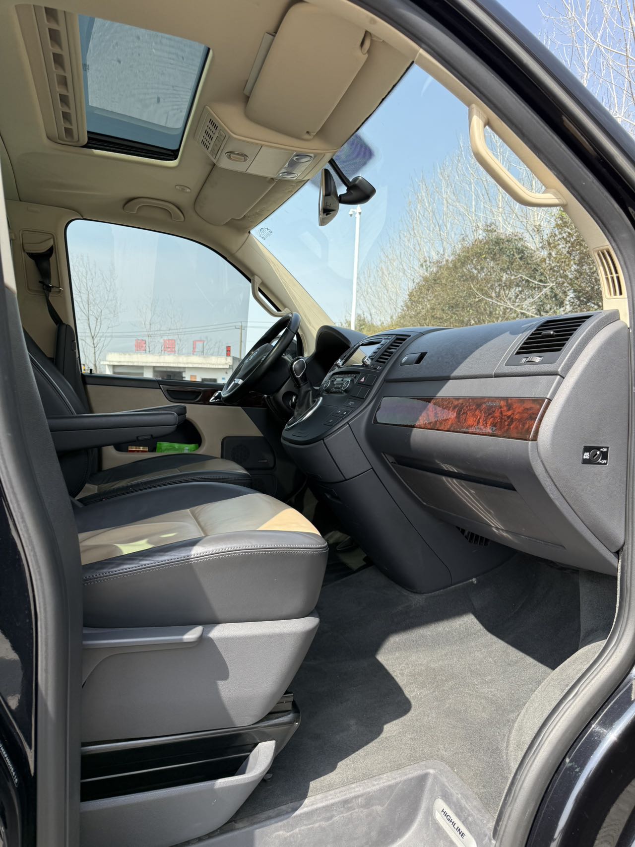 Volkswagen Multivan 2015 car image #12