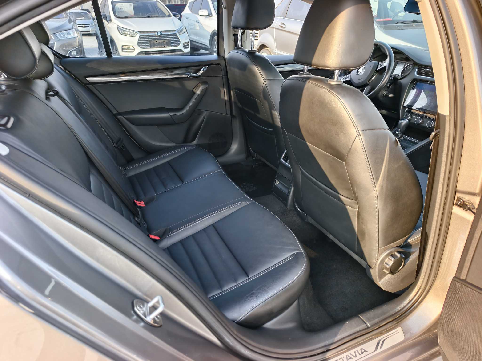 Skoda Octavia 2017 car image #12