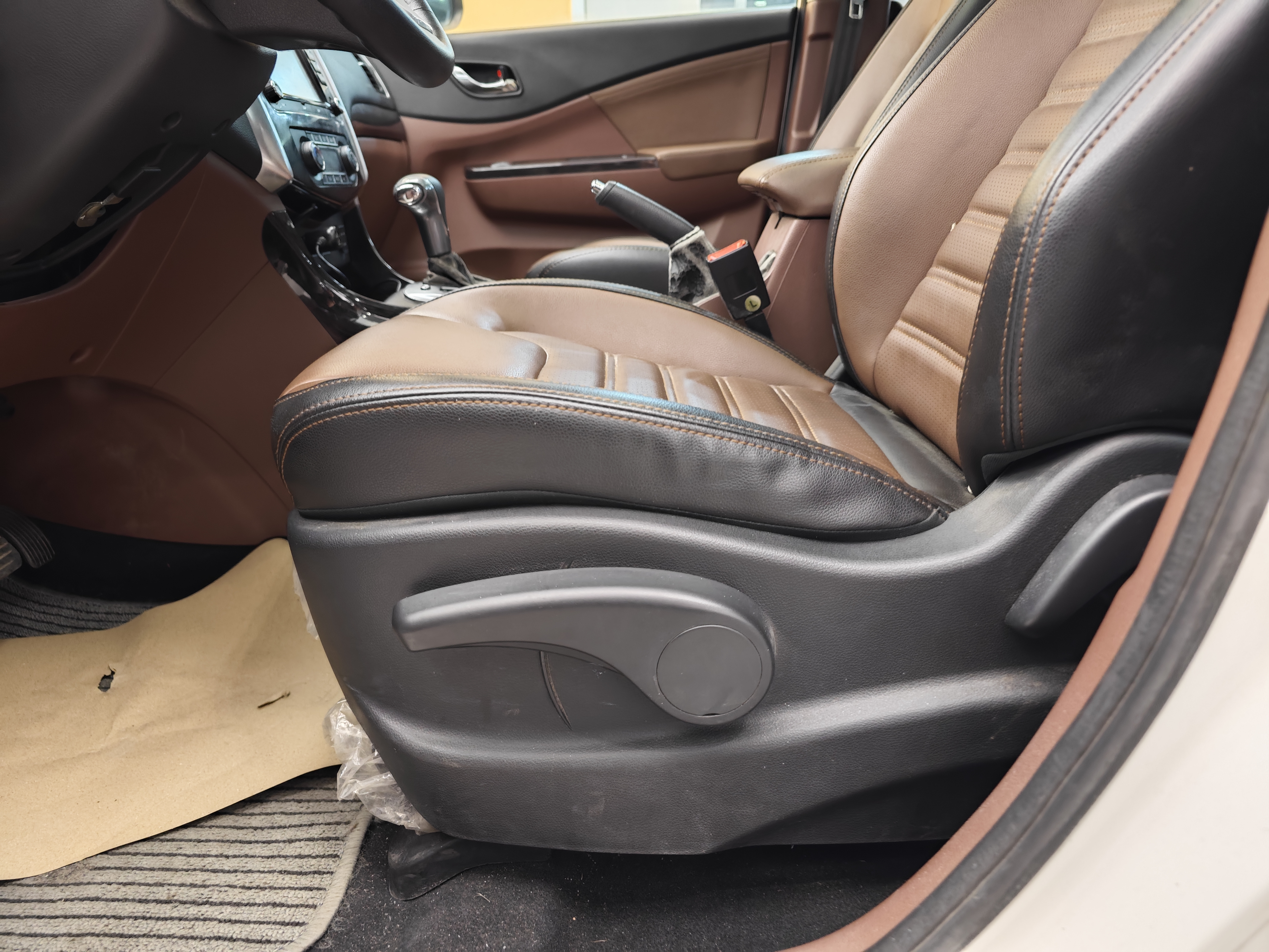 Forthing SX6 2016 car image #12