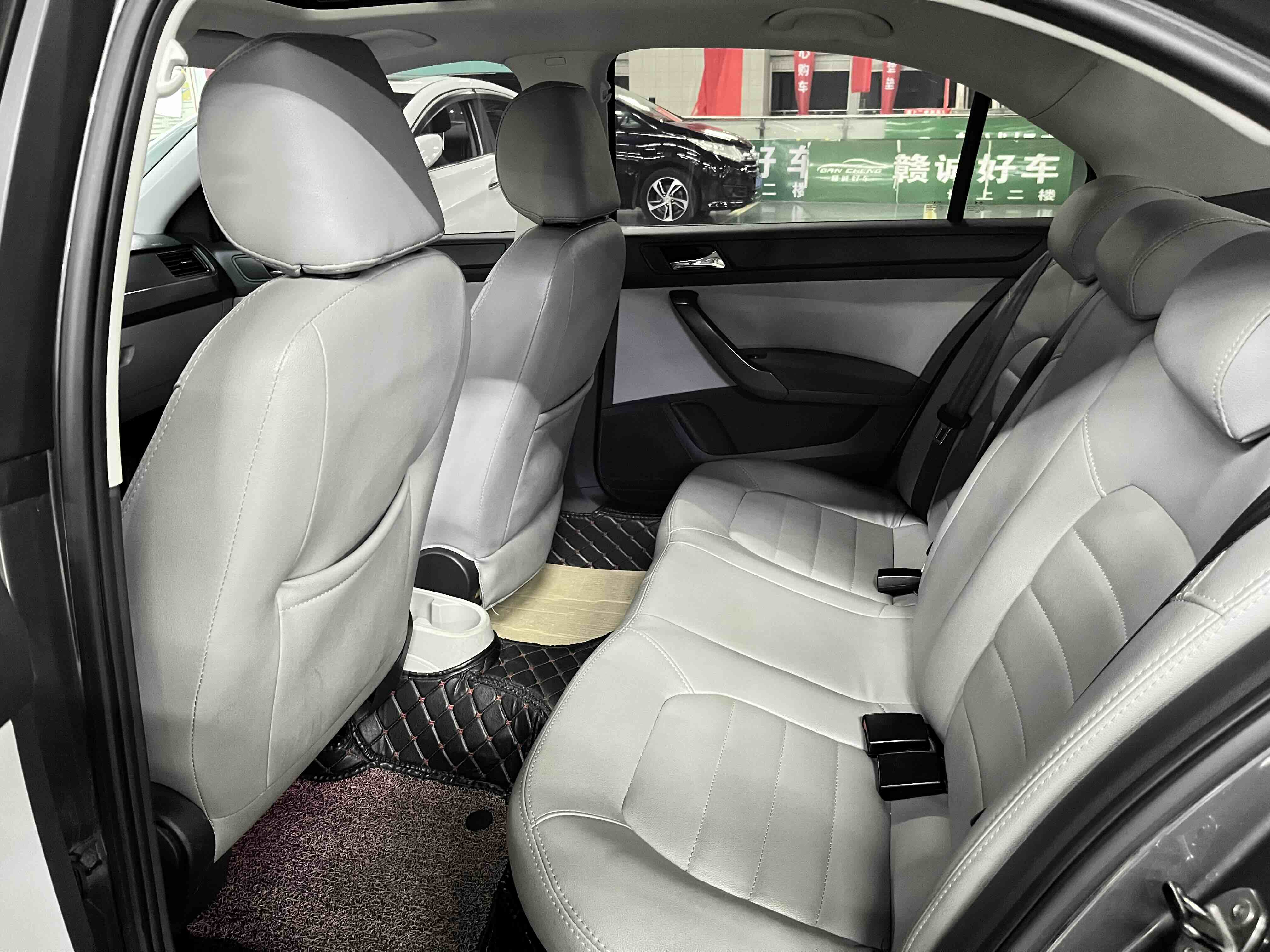 Skoda Rapid 2014 car image #12