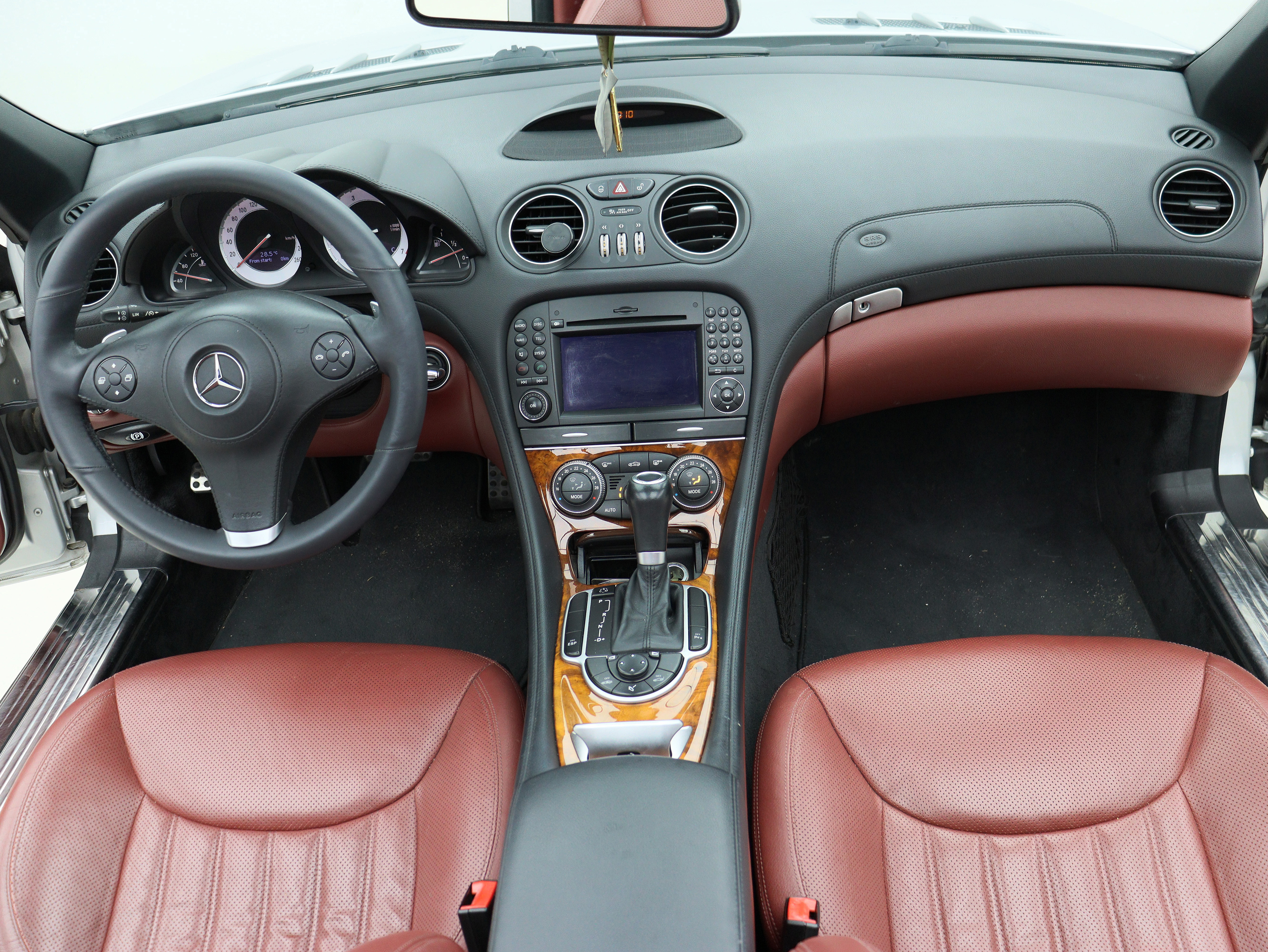 Mercedes-Benz SL Class 2010 car image #12