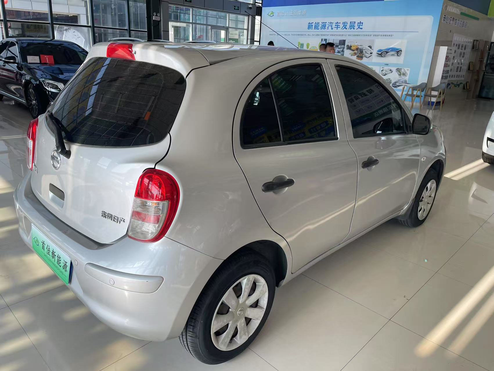 Nissan March 2012 immagine di auto #12