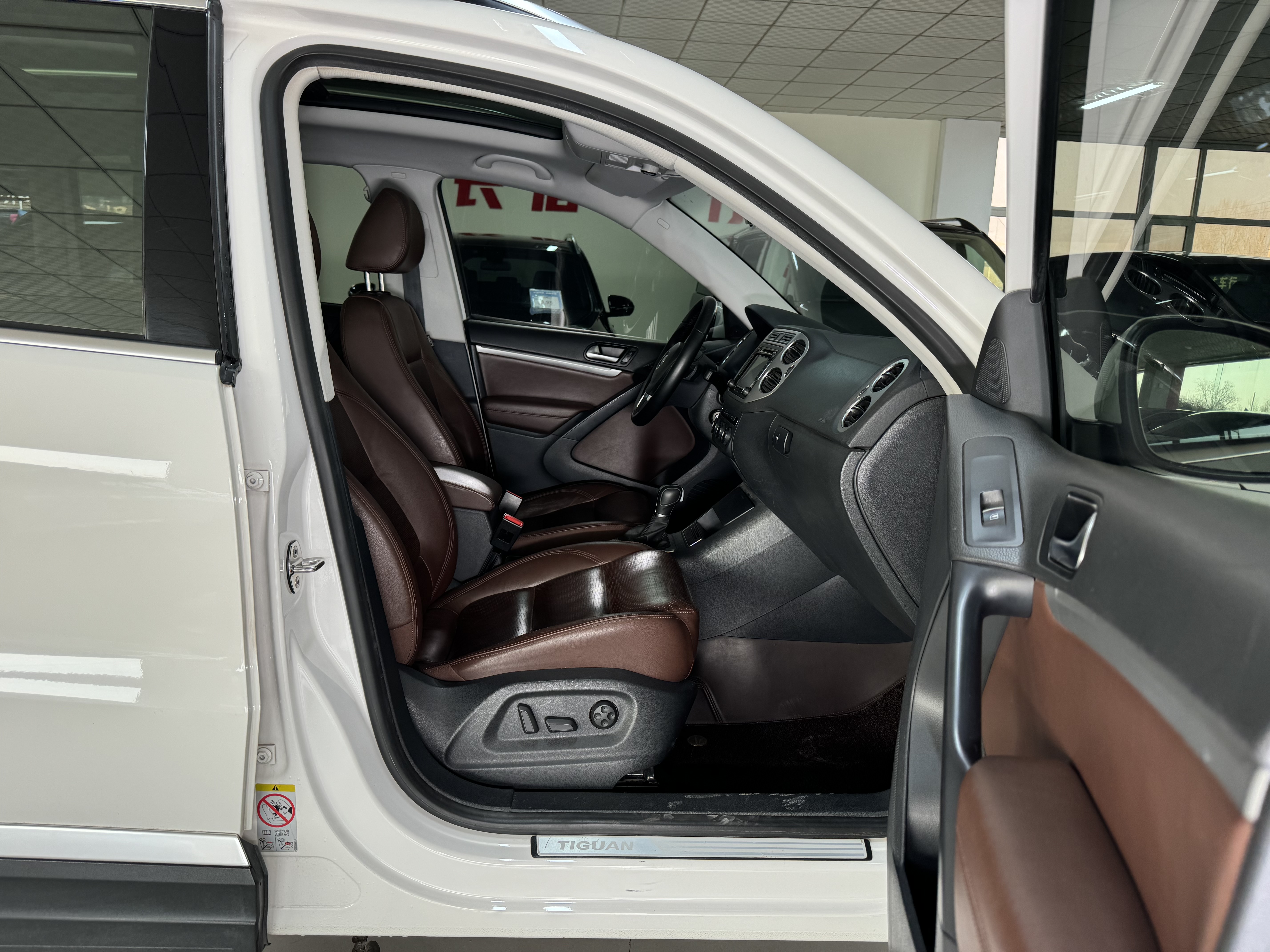 Volkswagen Tiguan 2014 car image #12