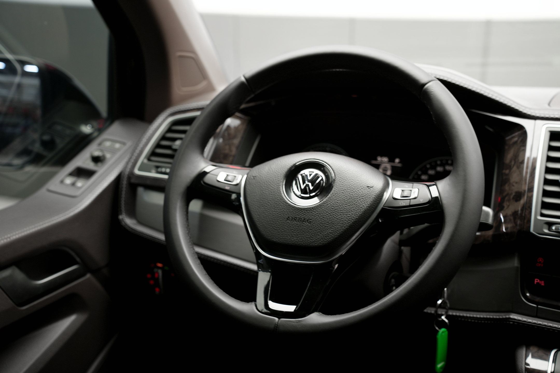 Volkswagen Caravelle 2017 car image #12