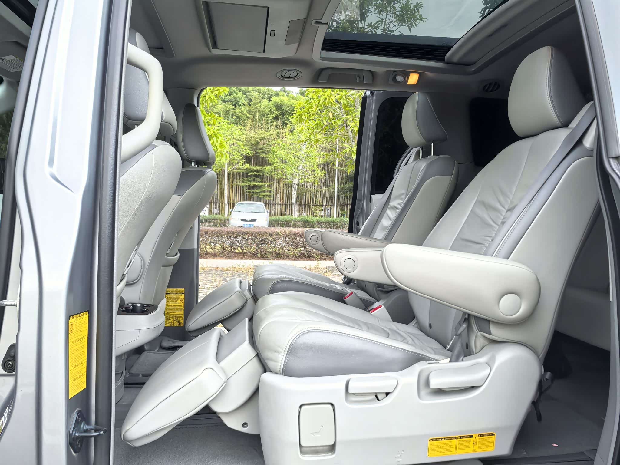 Toyota SIENNA 2011 car image #12