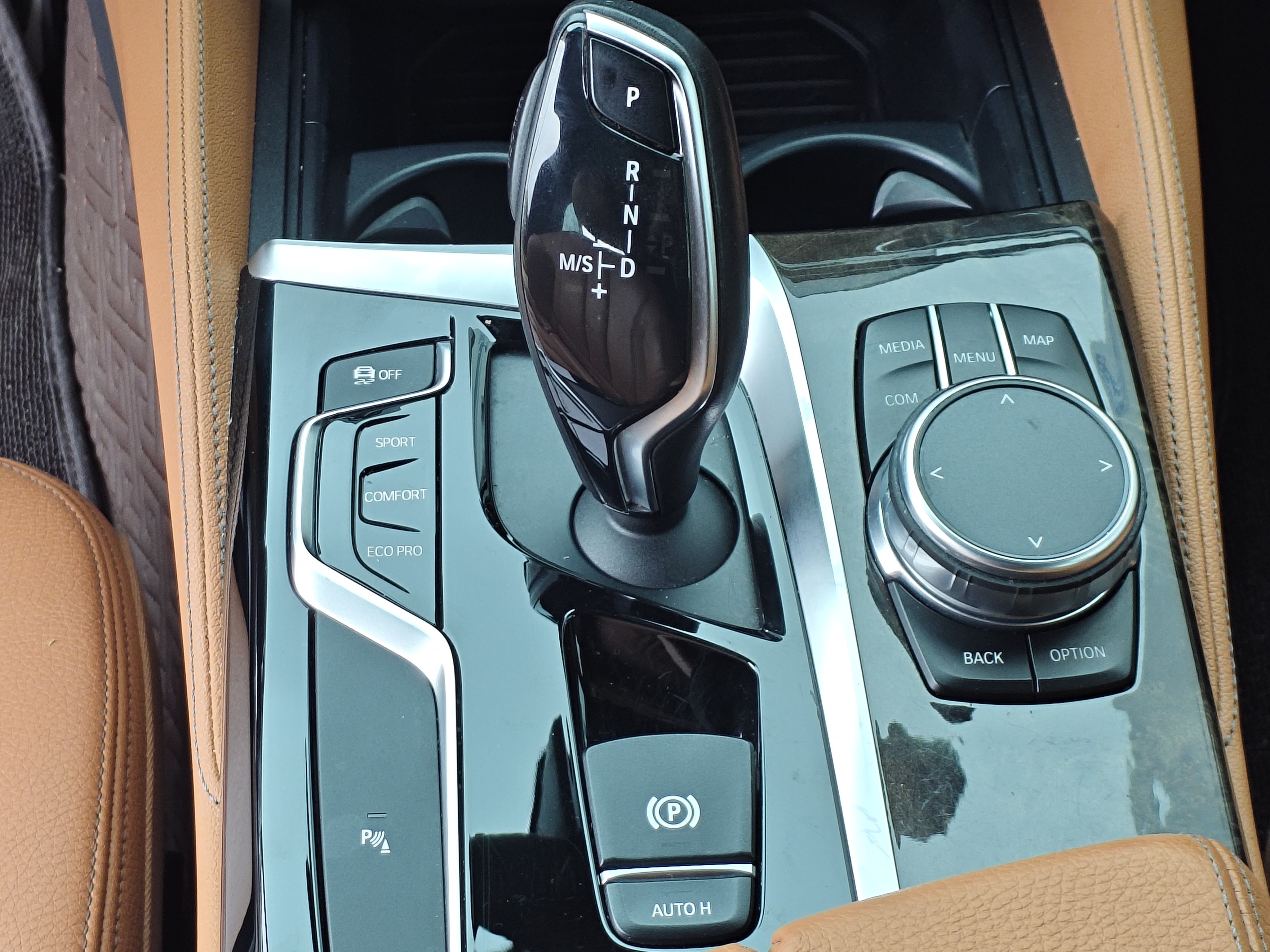 BMW 5 Series 2018 immagine di auto #12