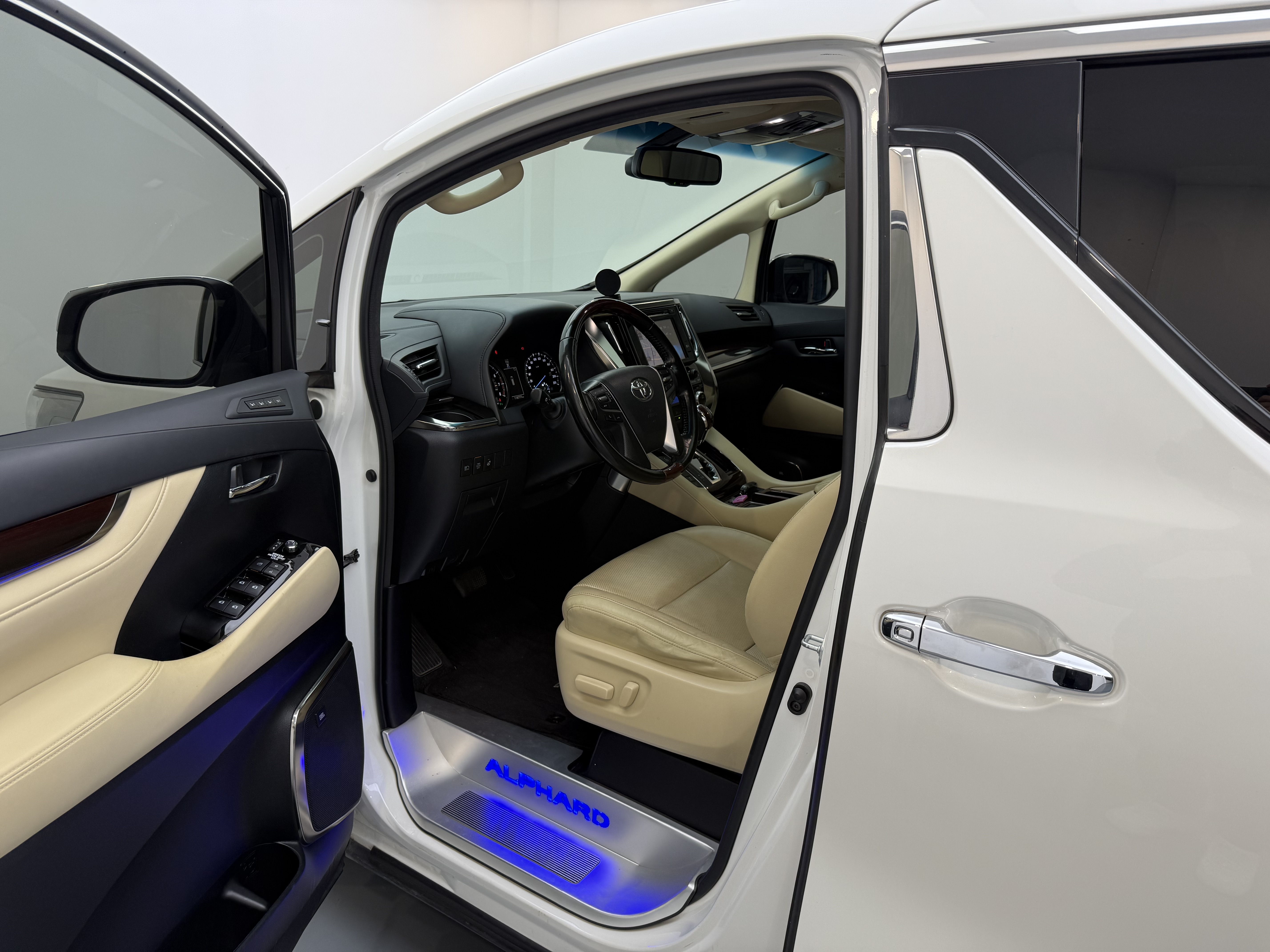Toyota Alphard 2017 car image #12