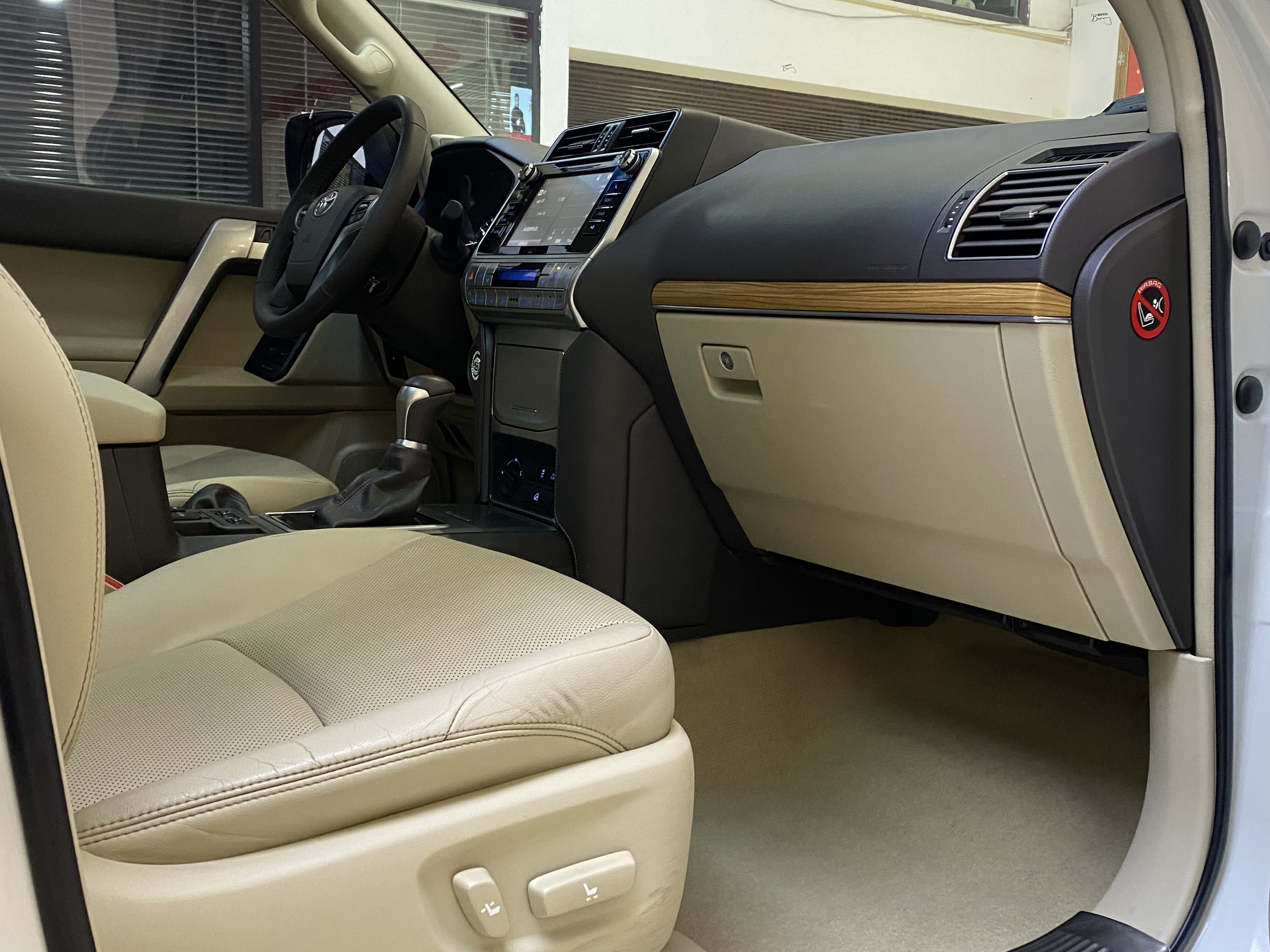 Toyota Land Cruiser Prado 2018 car image #12