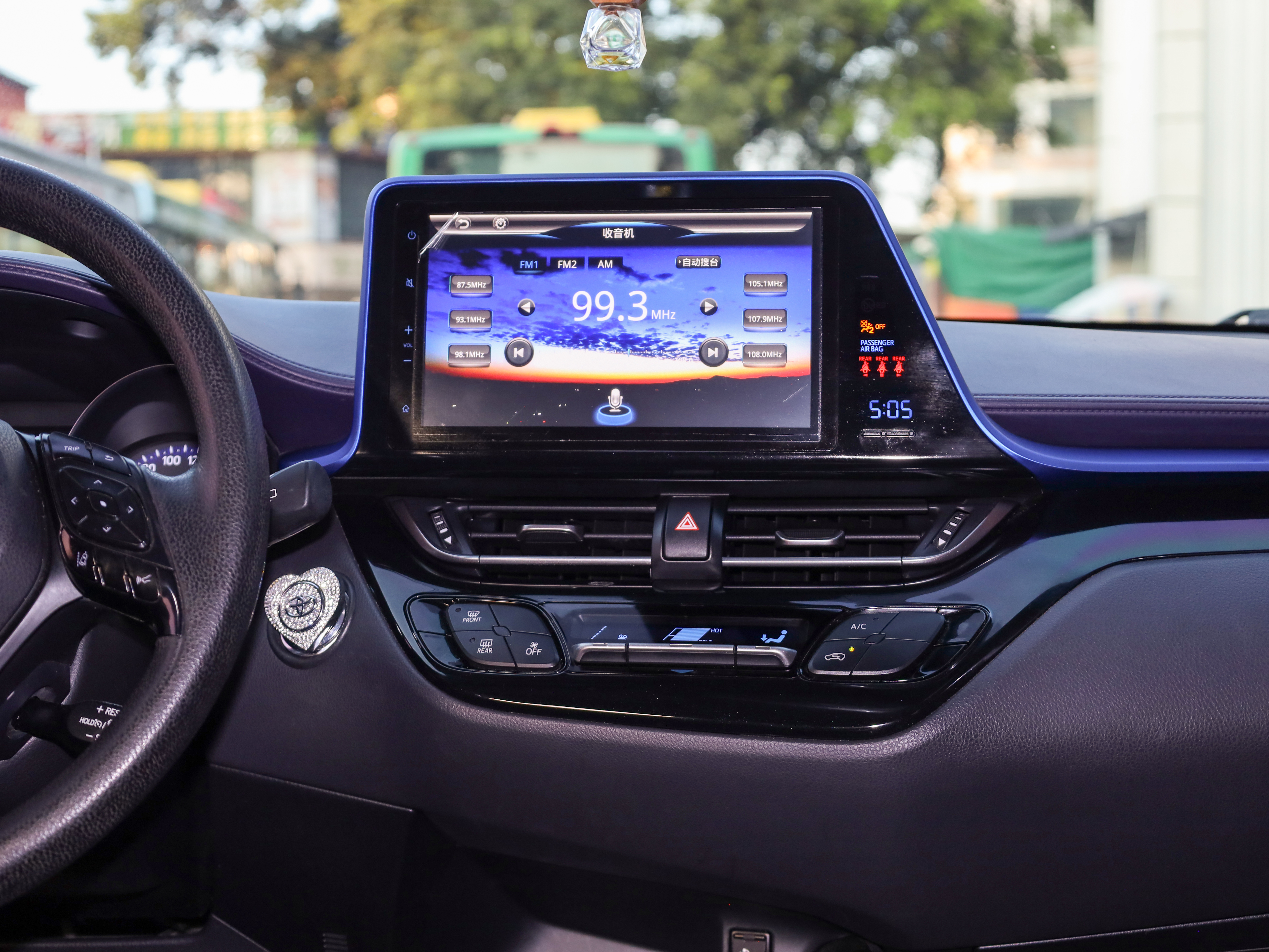 Toyota C-HR 2019 car image #12