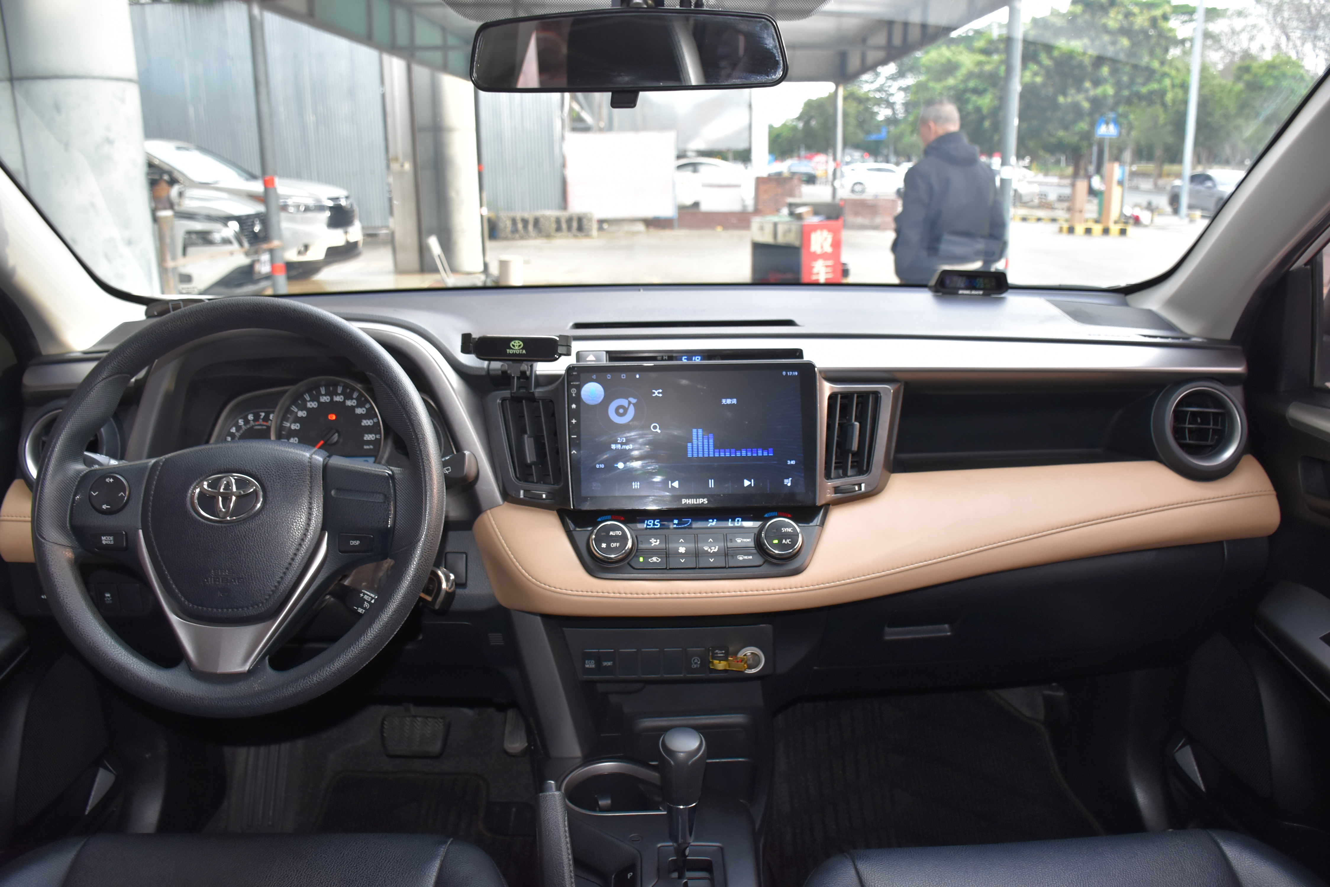Toyota RAV4 2019 car image #12