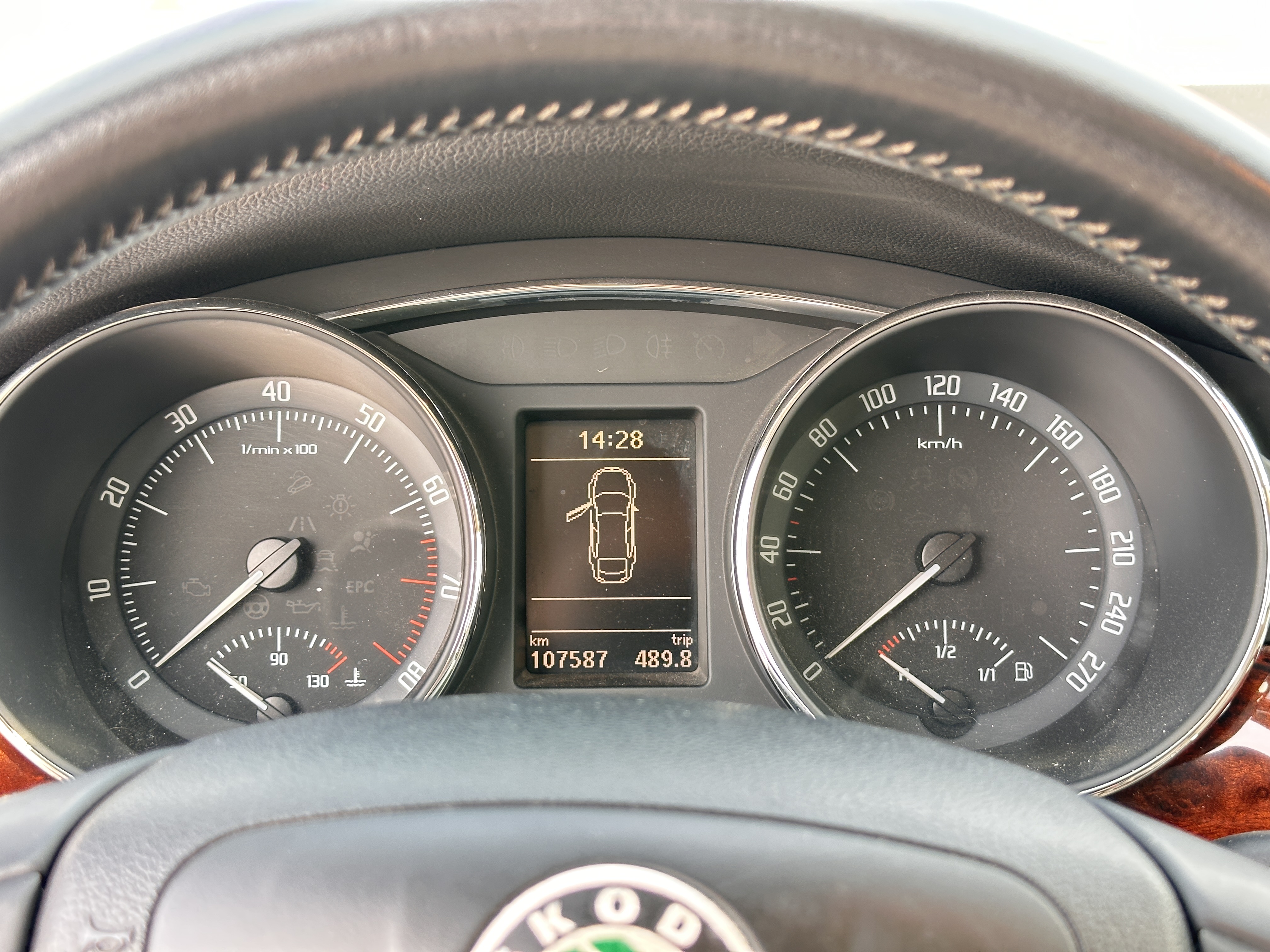 Skoda Superb 2011 car image #12