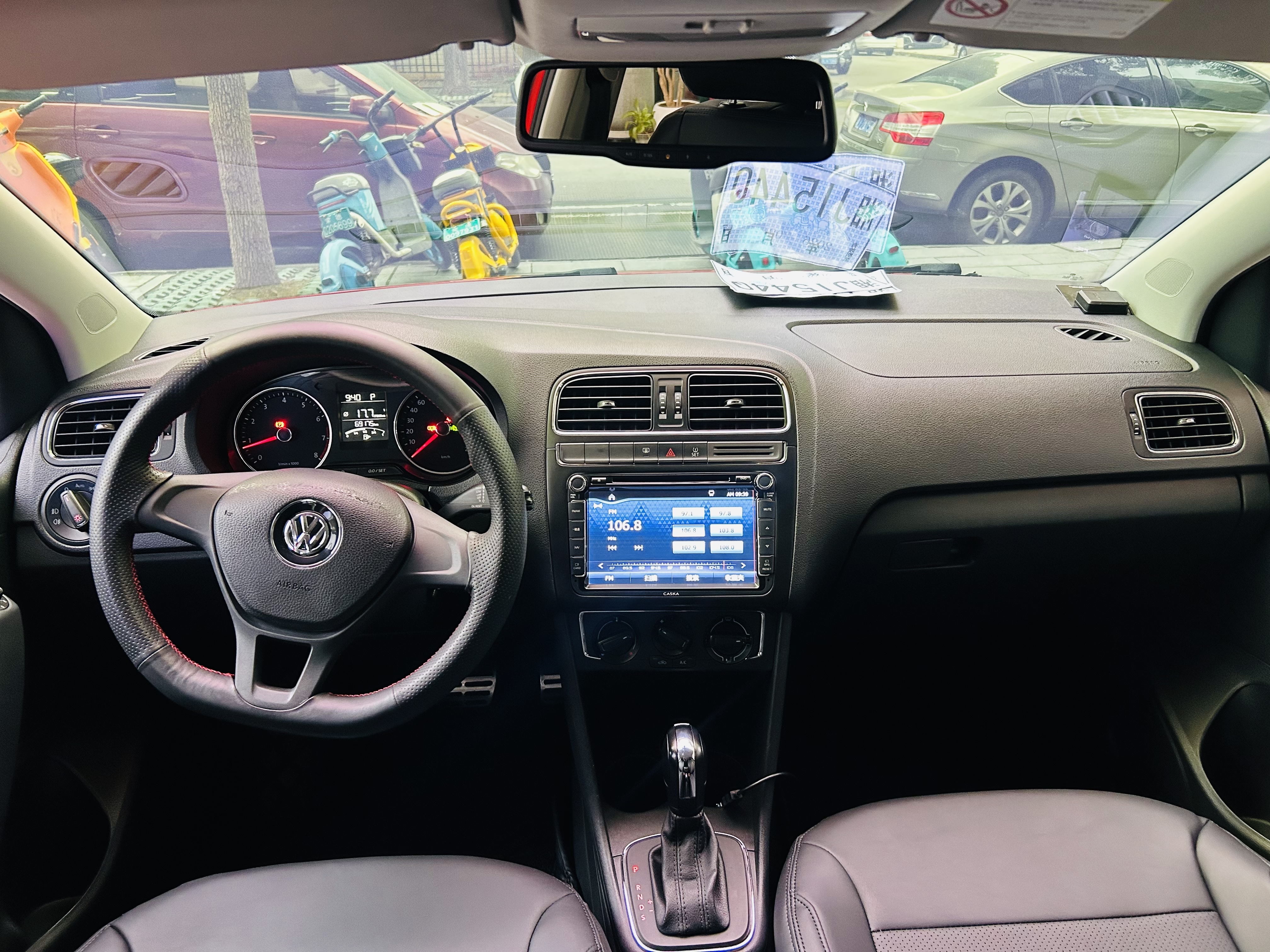 Volkswagen Polo 2015 car image #12