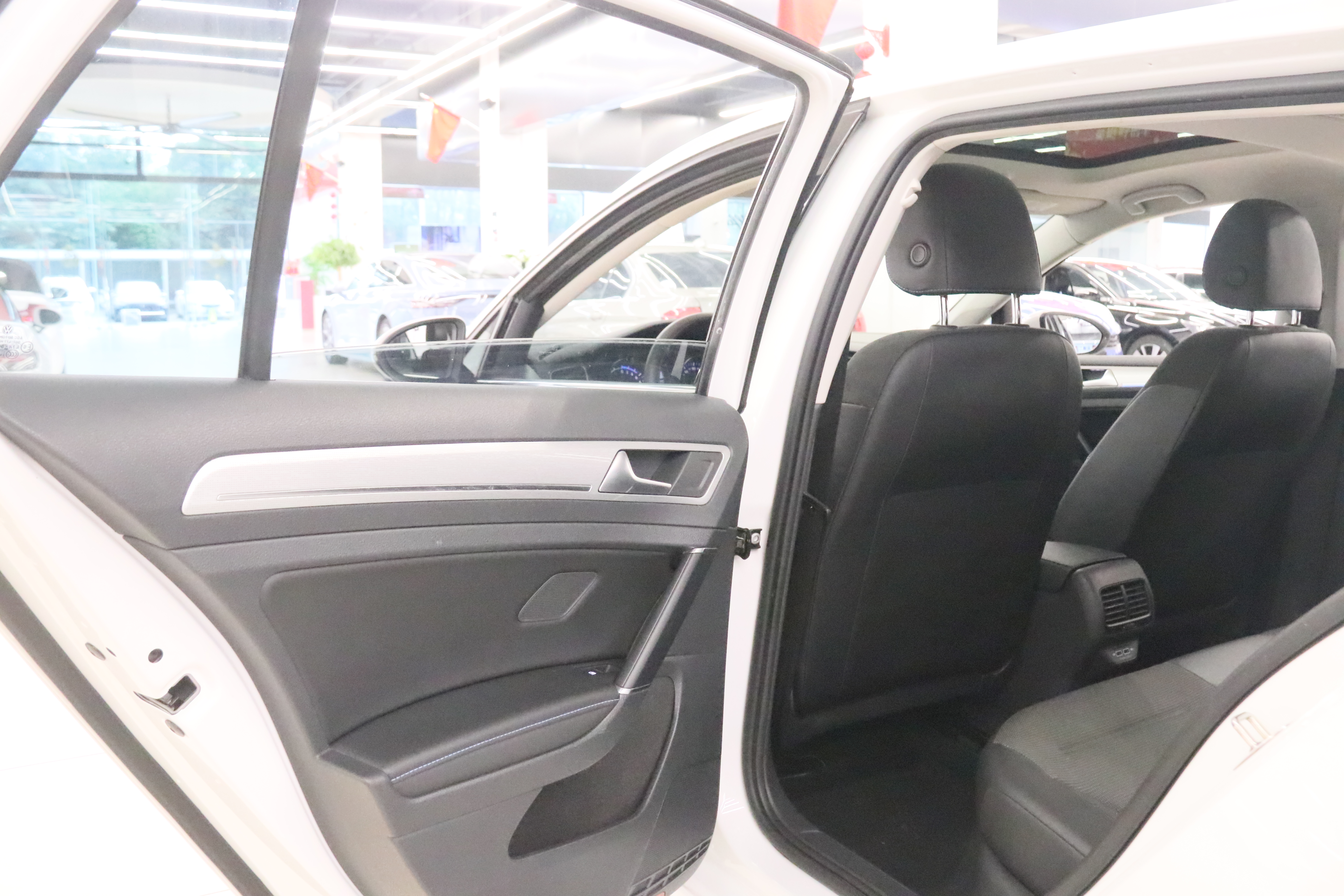 Volkswagen Golf Pure Electric 2020 #12 Volkswagen Golf Pure Electric 2020 car image #12