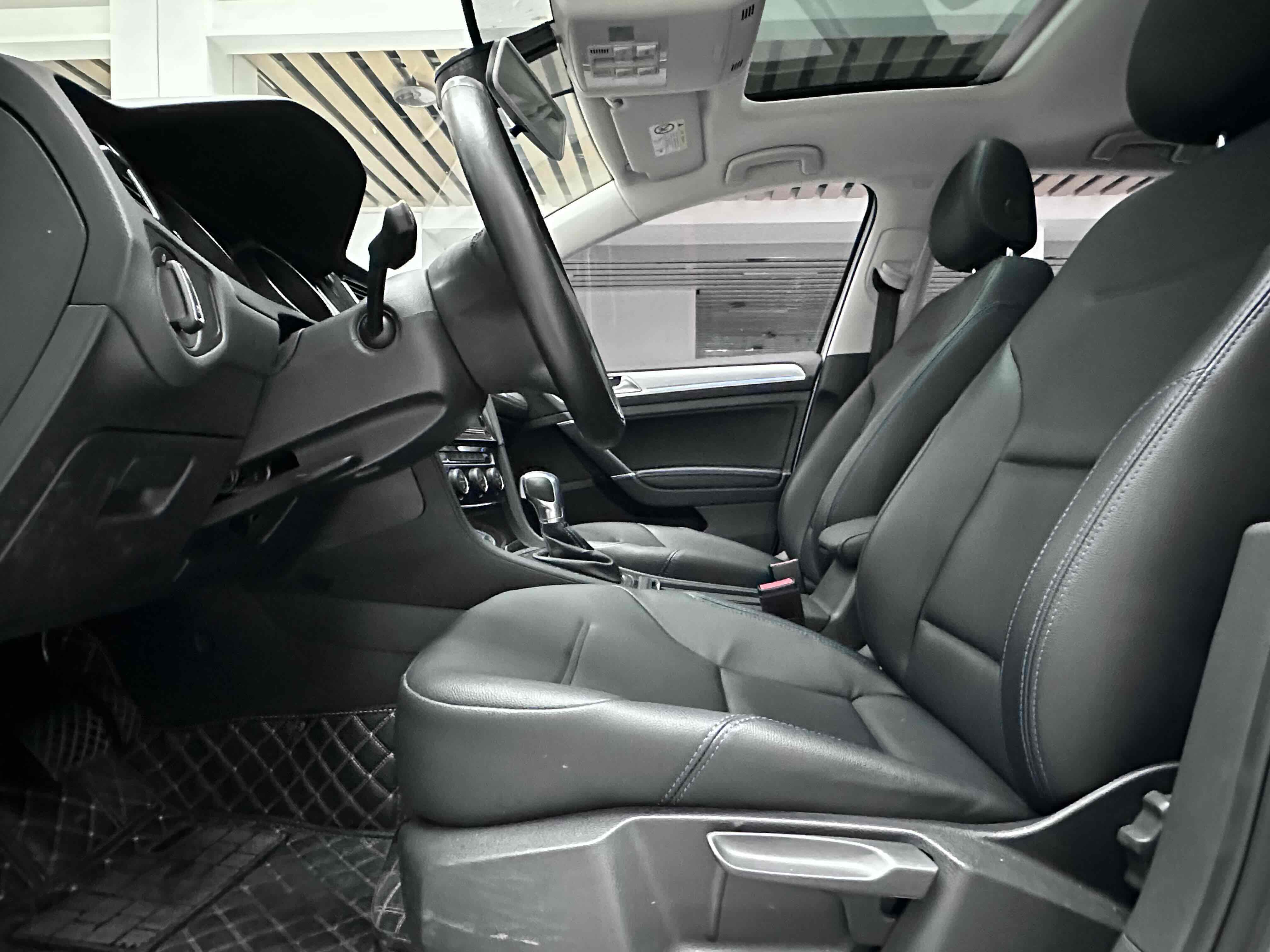 Volkswagen Golf Pure Electric 2021 car image #12