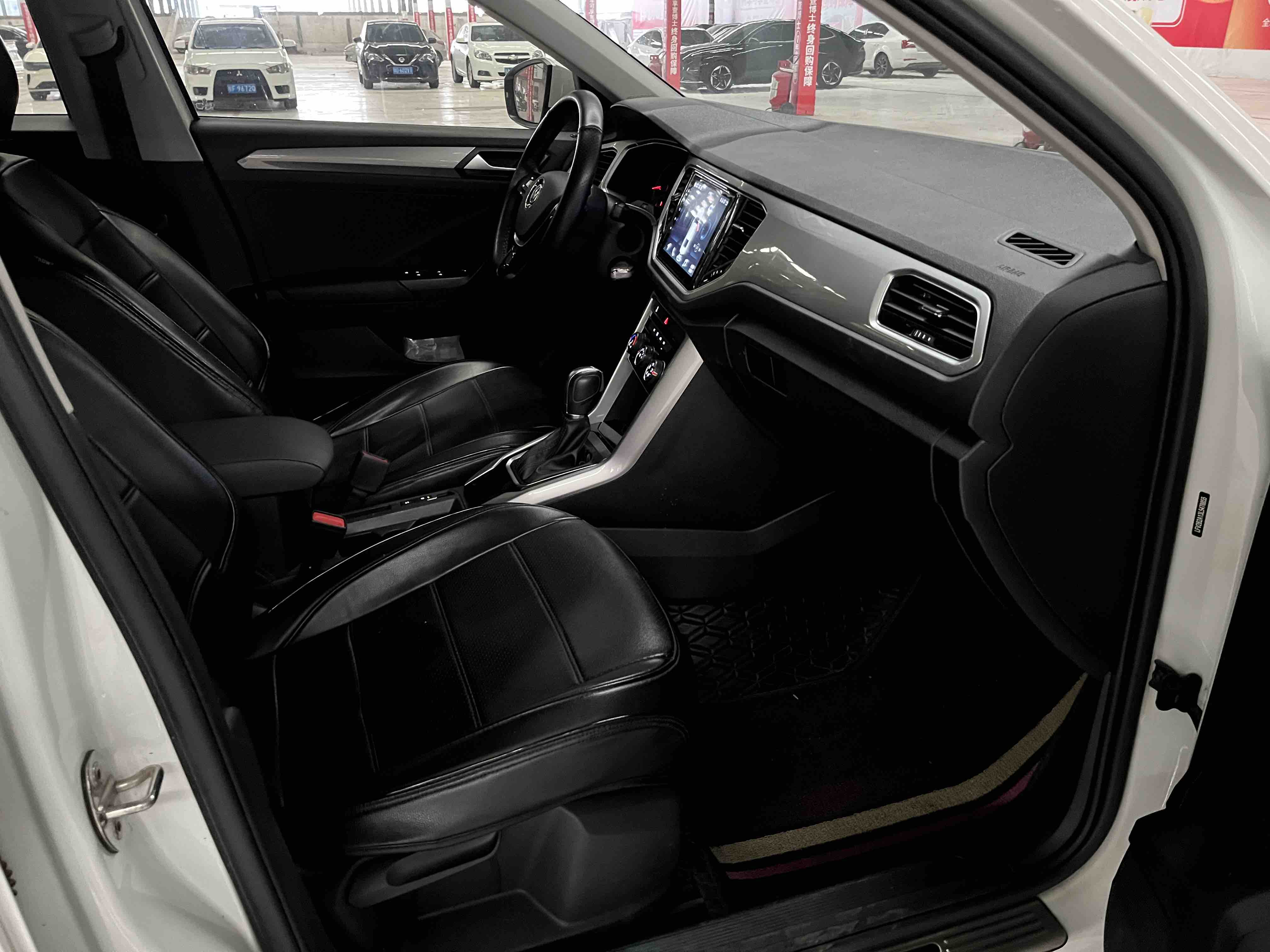 T-Roc 2021 car image #12