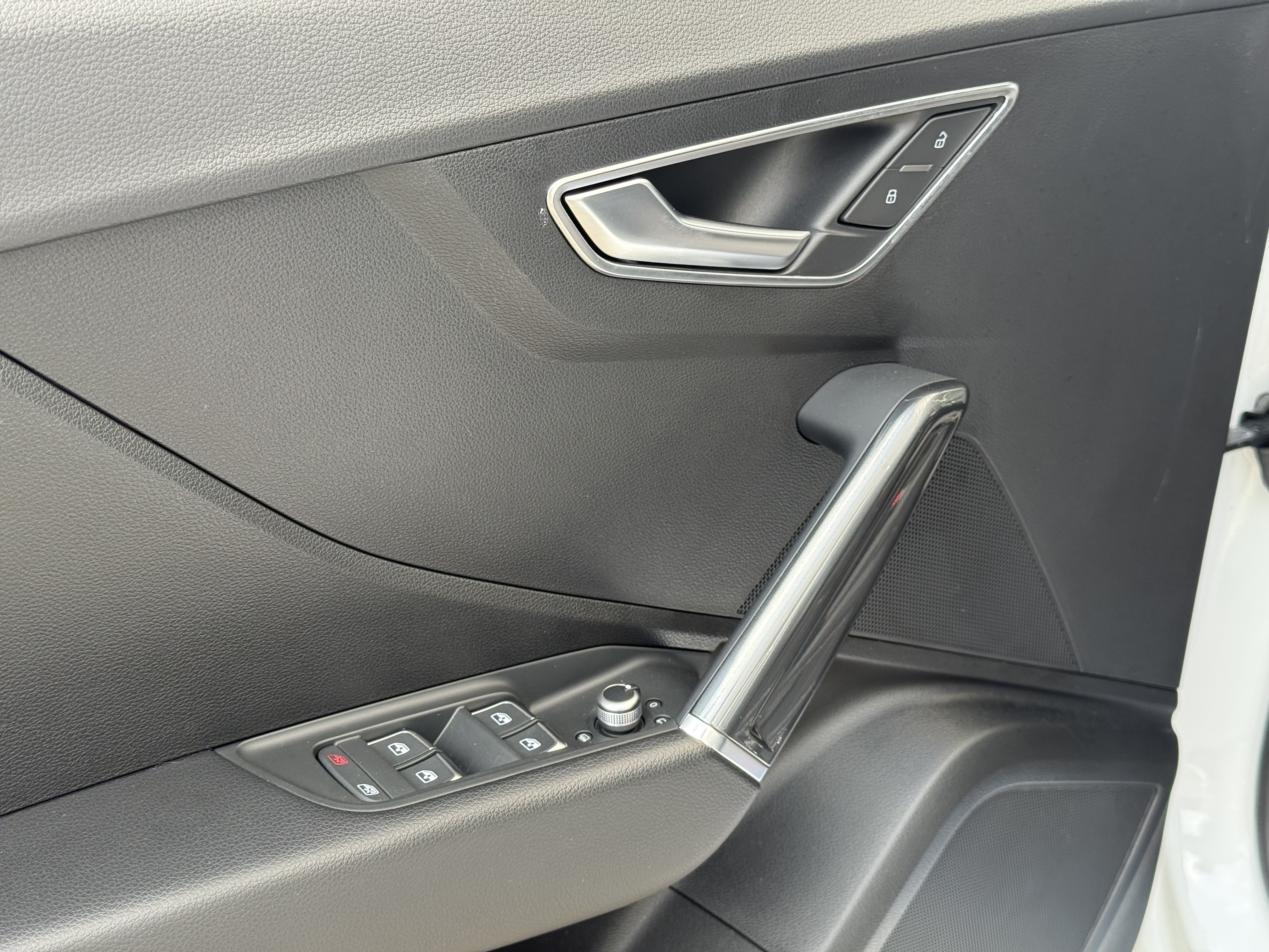 Q2L e-tron 2021 car image #12
