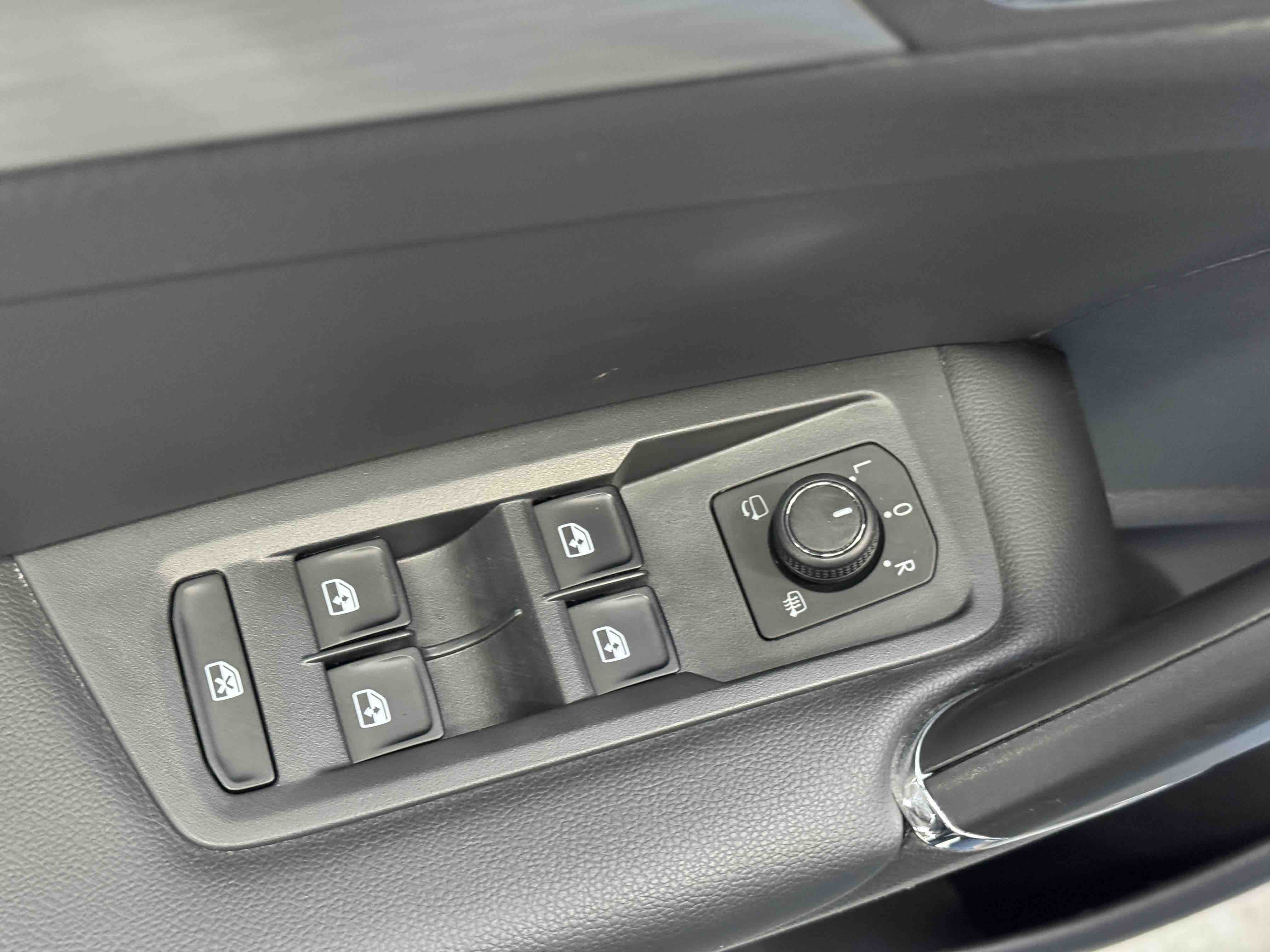 Volkswagen Touran 2021 car image #12