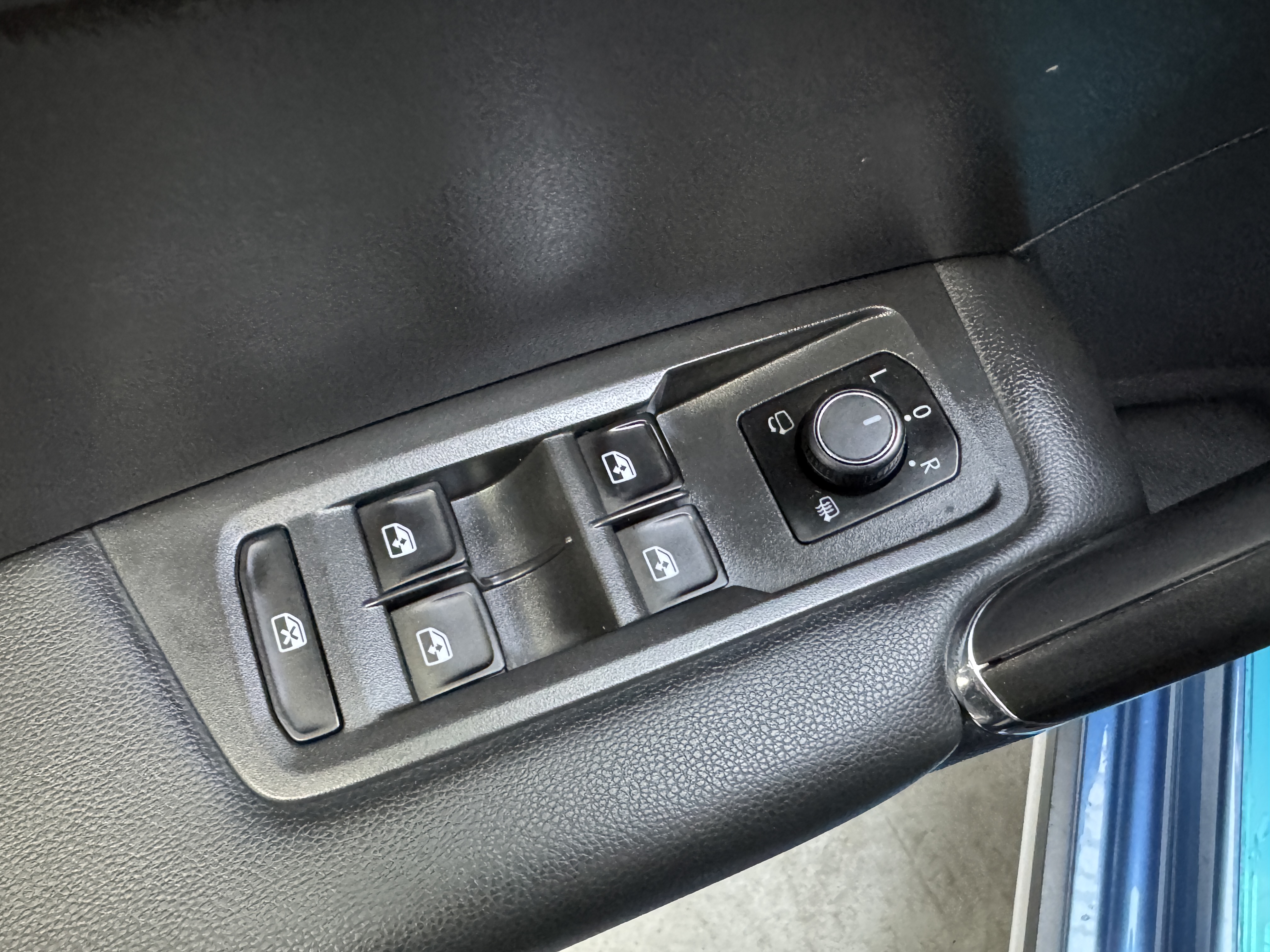 Volkswagen Touran 2021 car image #12