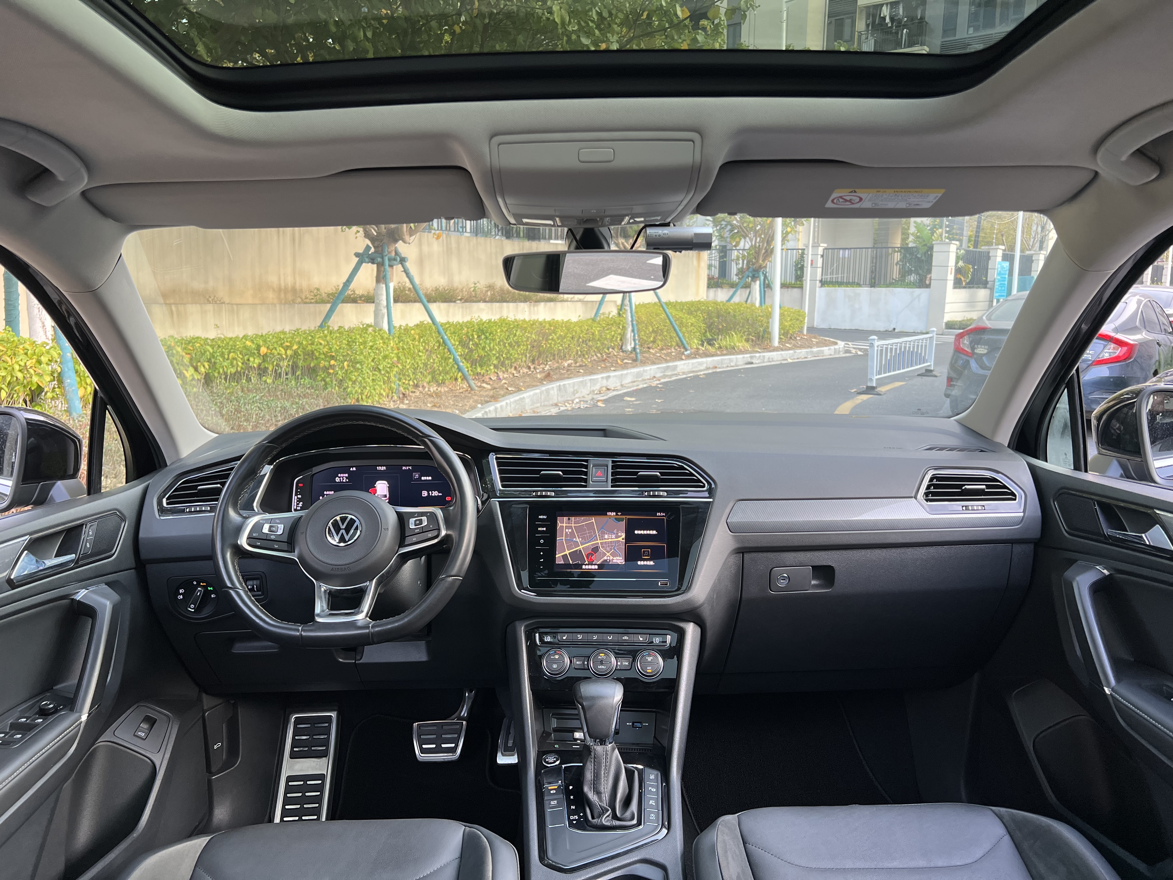 Volkswagen Tiguan L 2021 car image #12