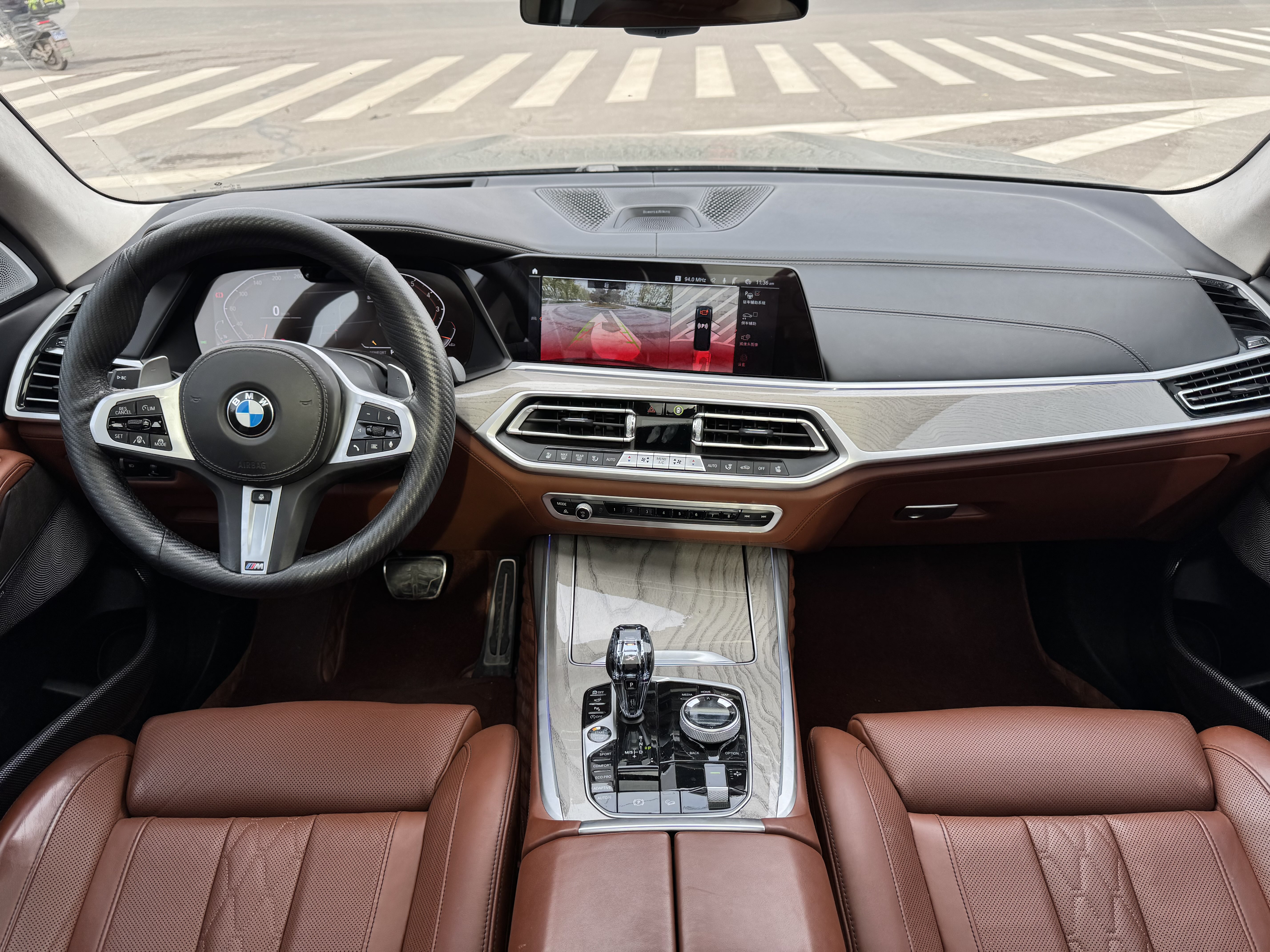 BMW X7 M60i 2021 car image #12