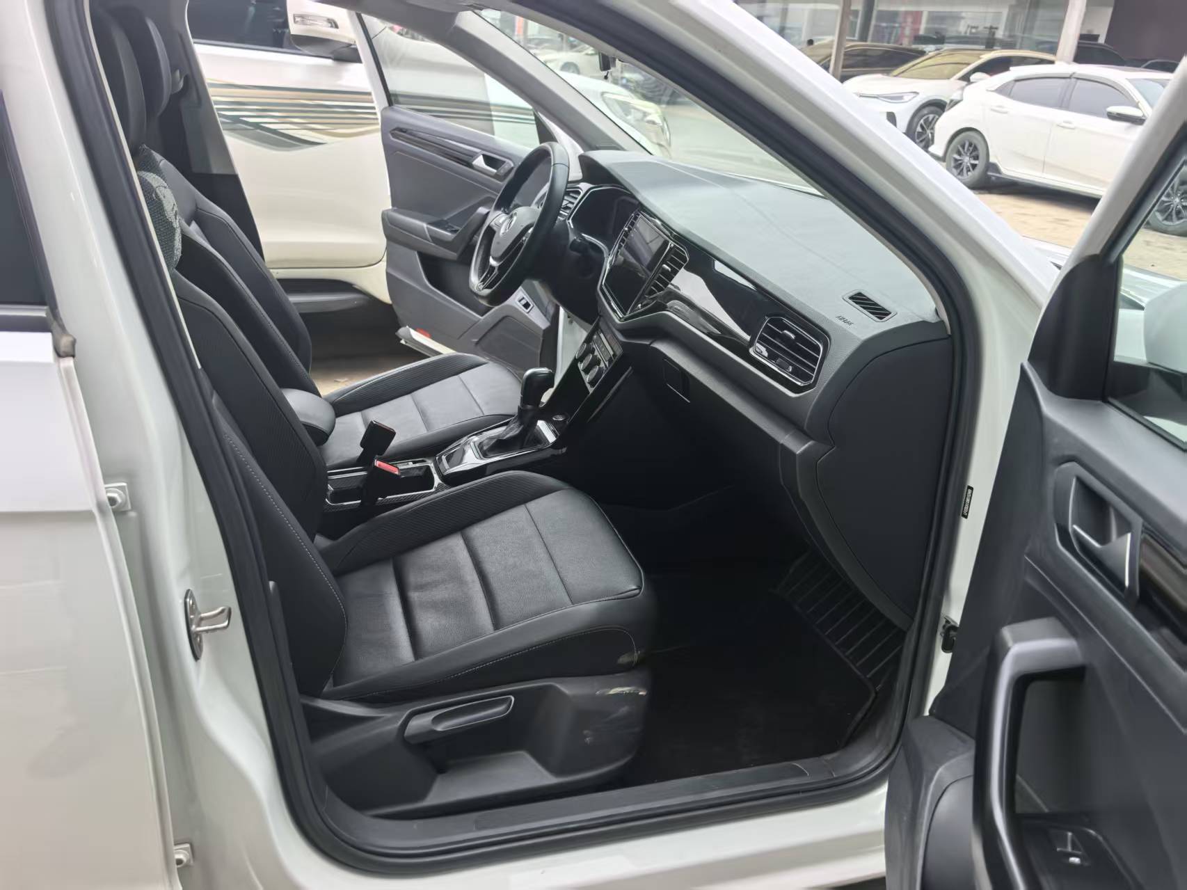 T-Roc 2021 car image #12
