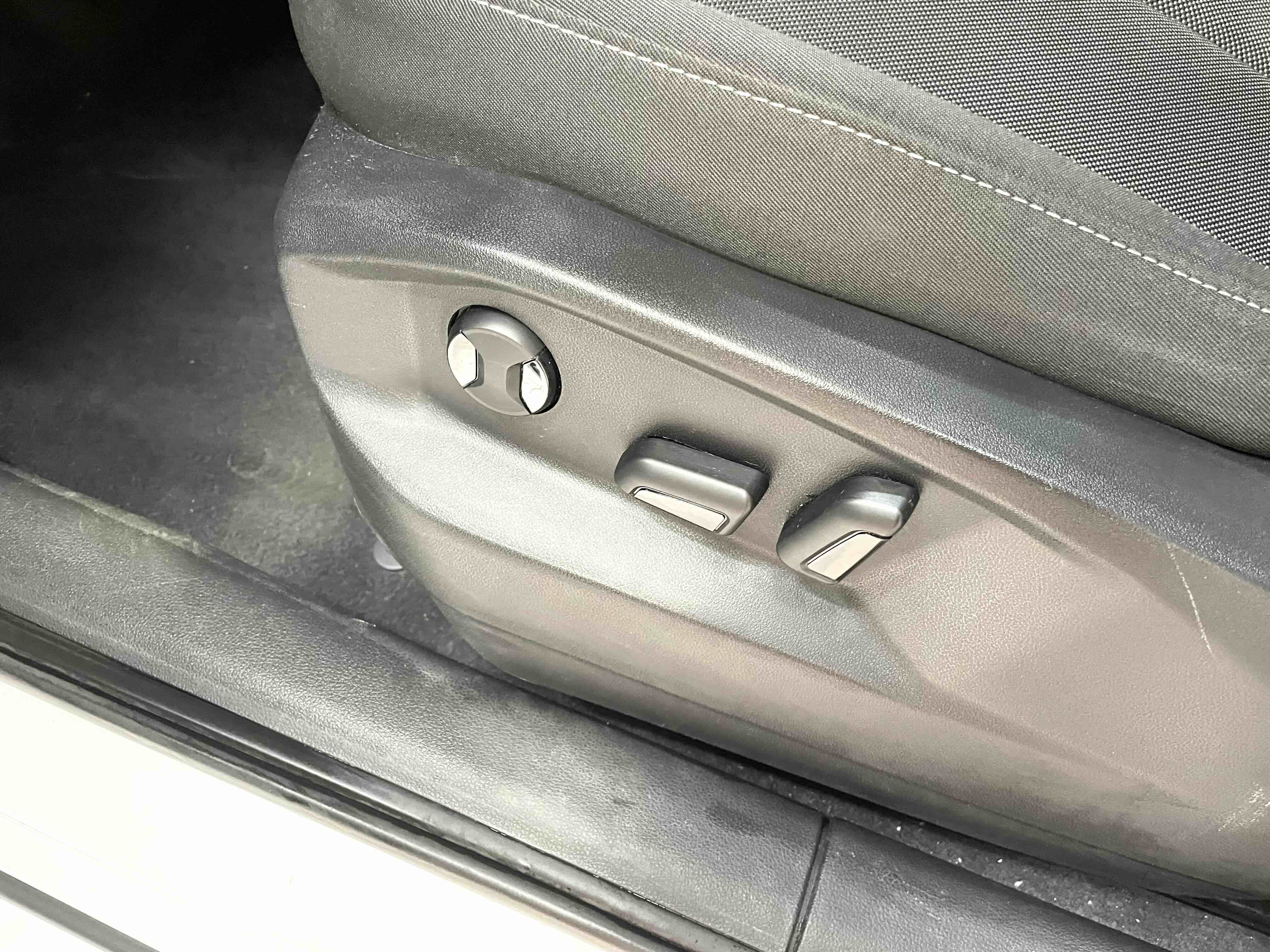 Audi Q2L 2021 car image #12