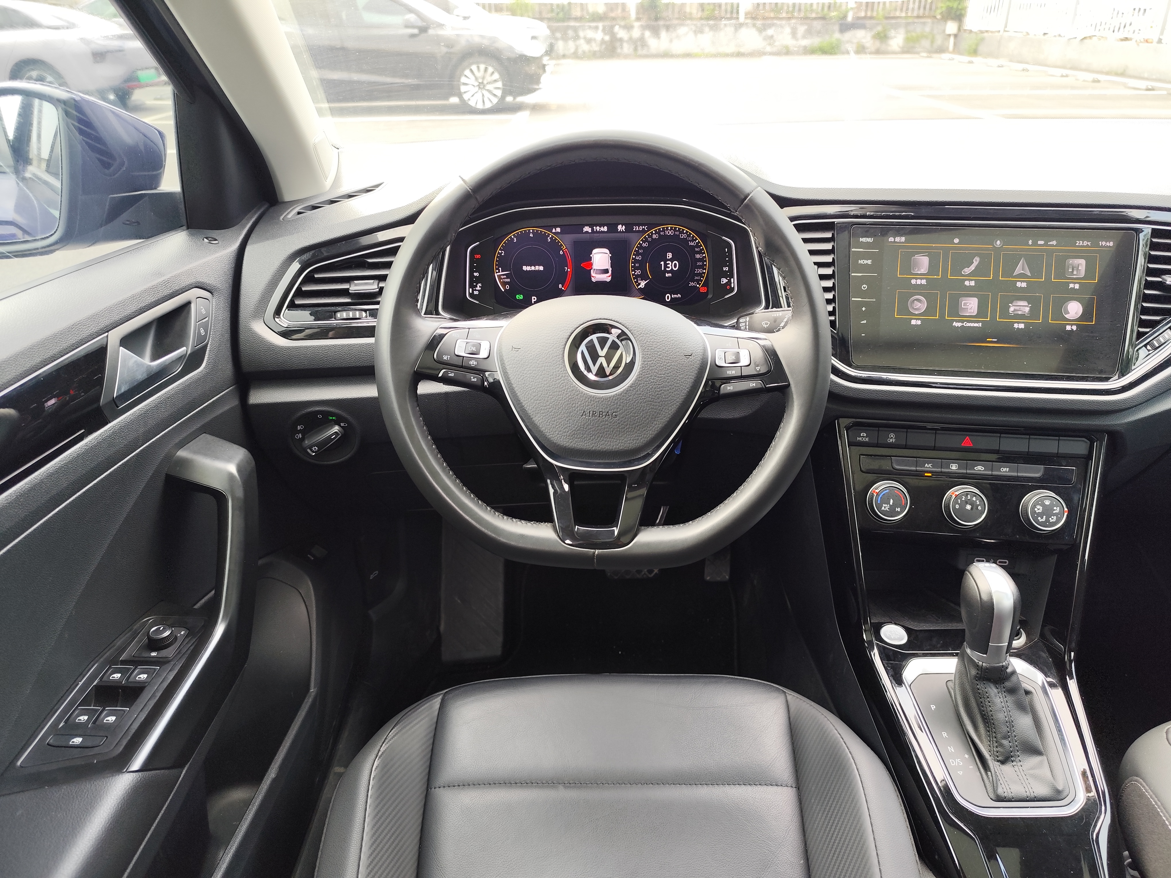 Volkswagen T-Roc 2021 car image #12