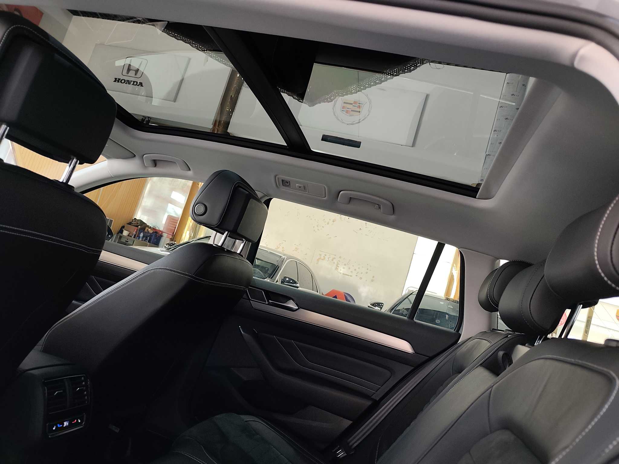 Volkswagen Passat Variant 2023 immagine di auto #12