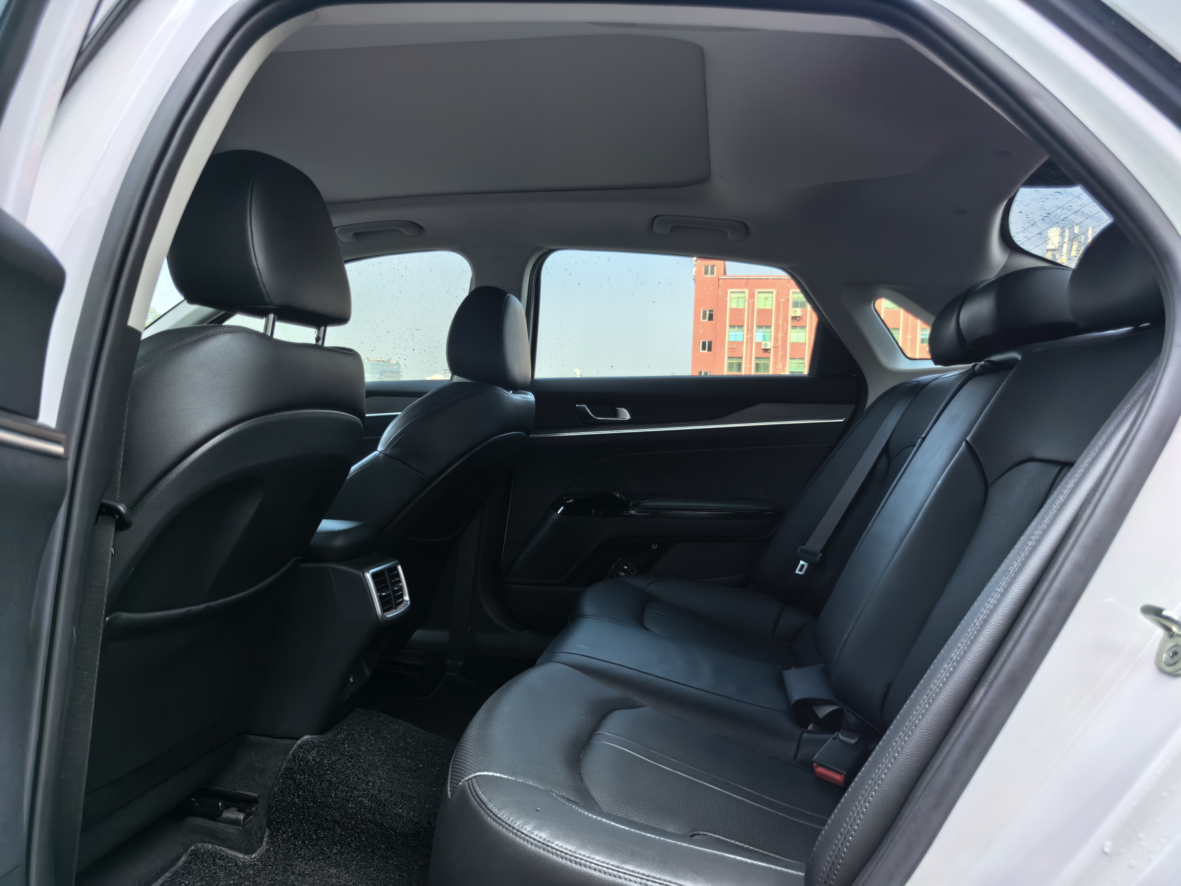 Kia K5 2025 car image #12