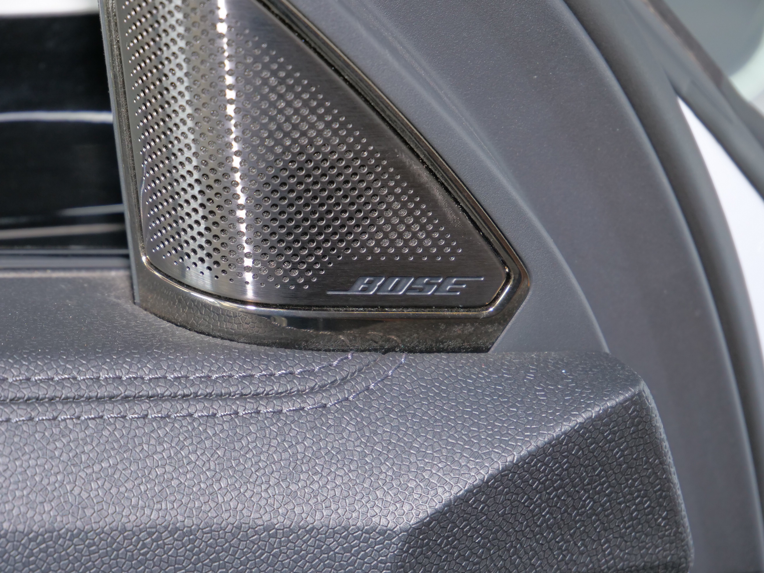 Lynk & Co 09 EM-P 2022 car image #12