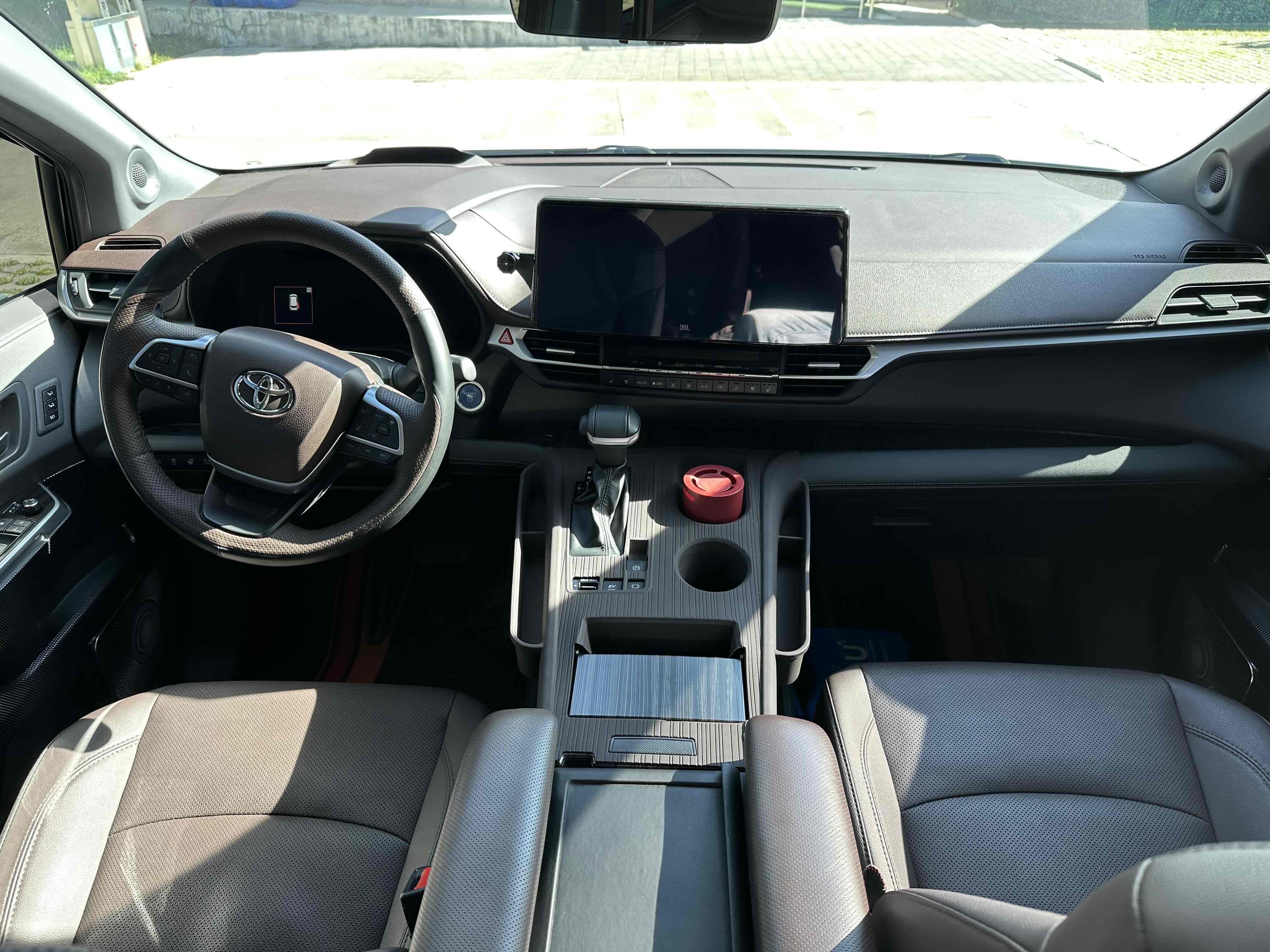 Toyota Sienna 2023 #12 Toyota Sienna 2023 car image #12