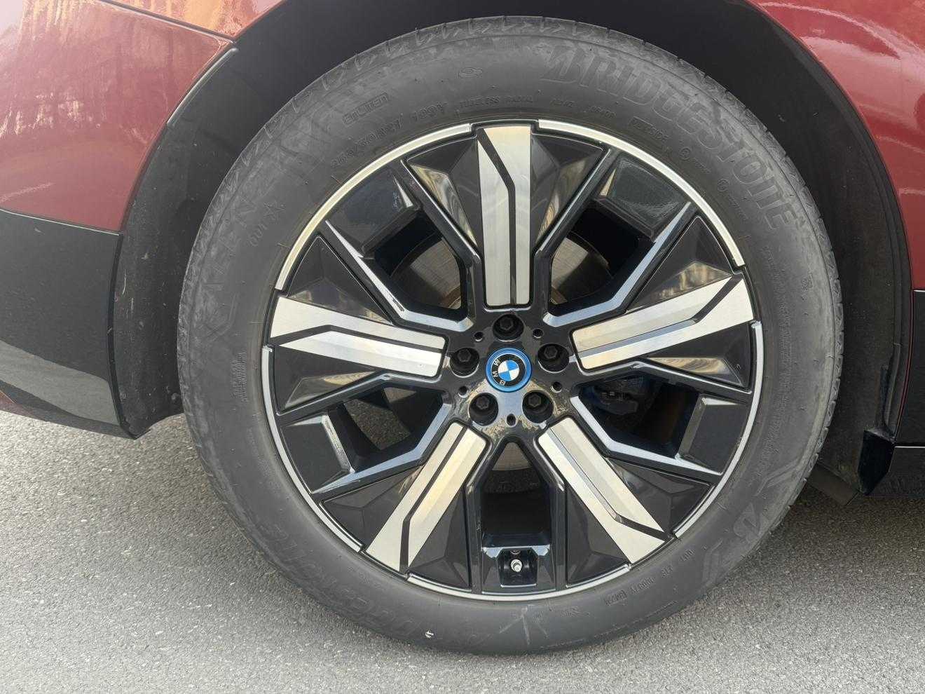 BMW iX 2023 car image #12