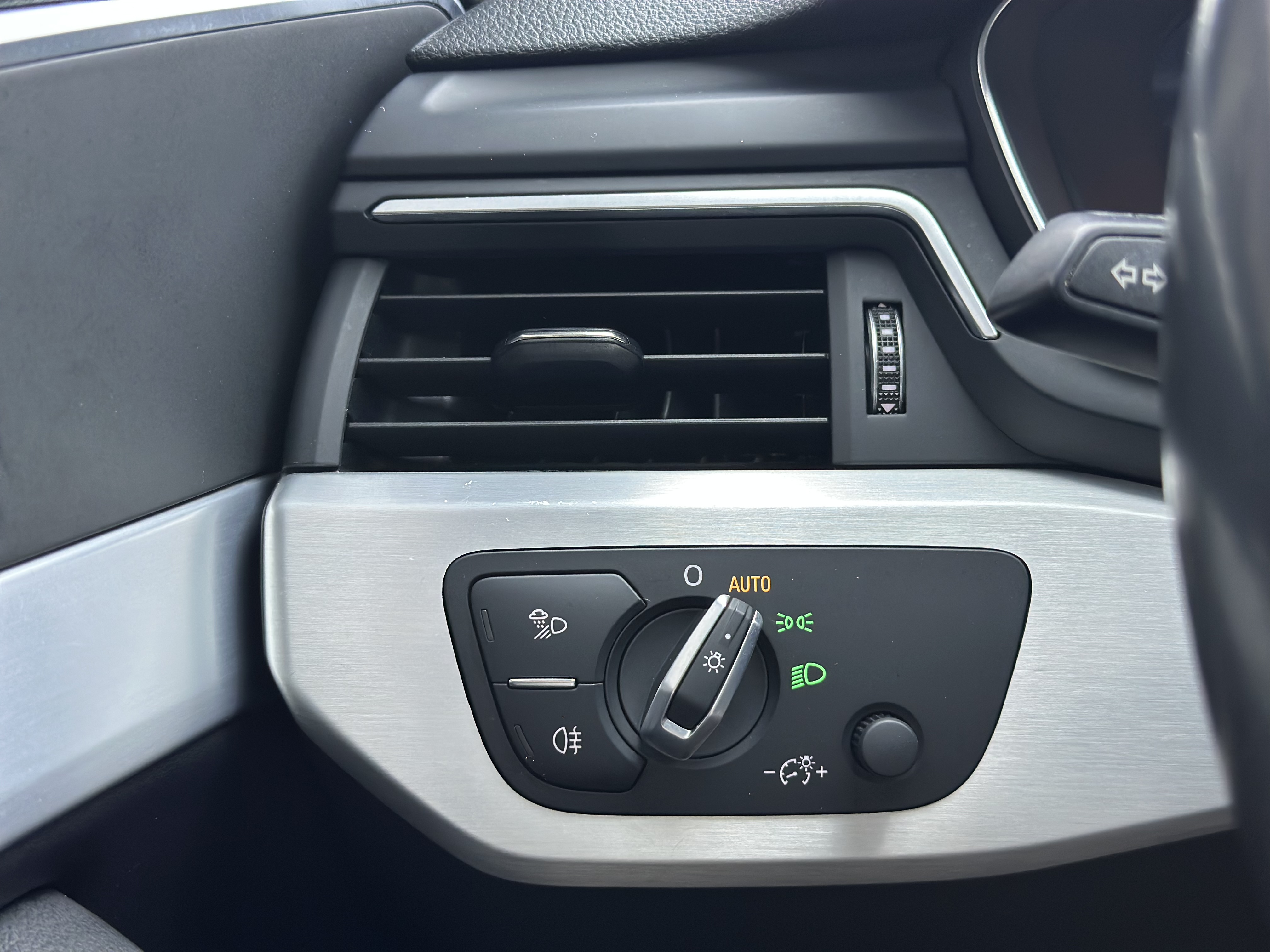 Audi A4L 2022 car image #12
