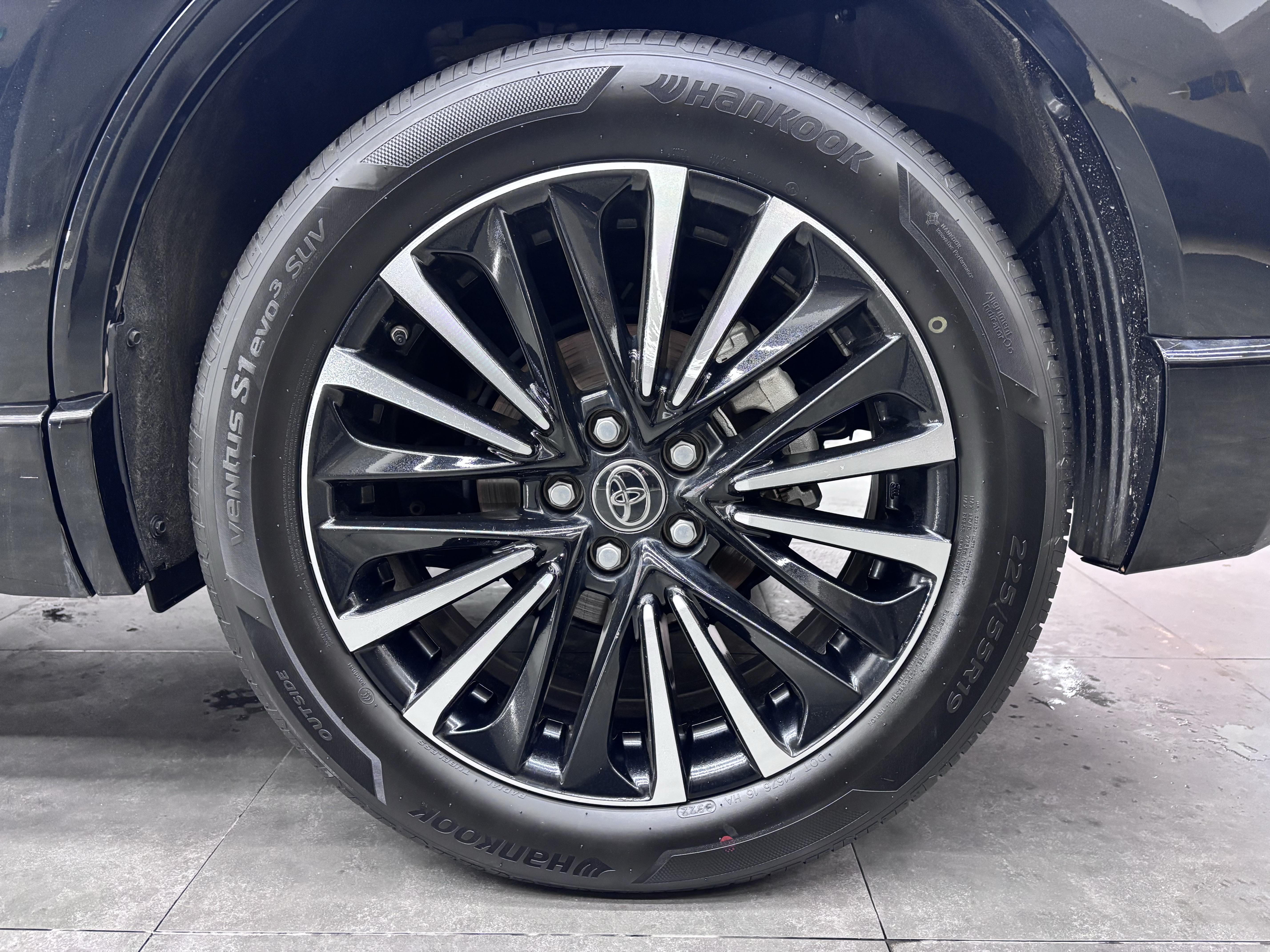 Toyota Venza 2023 car image #12