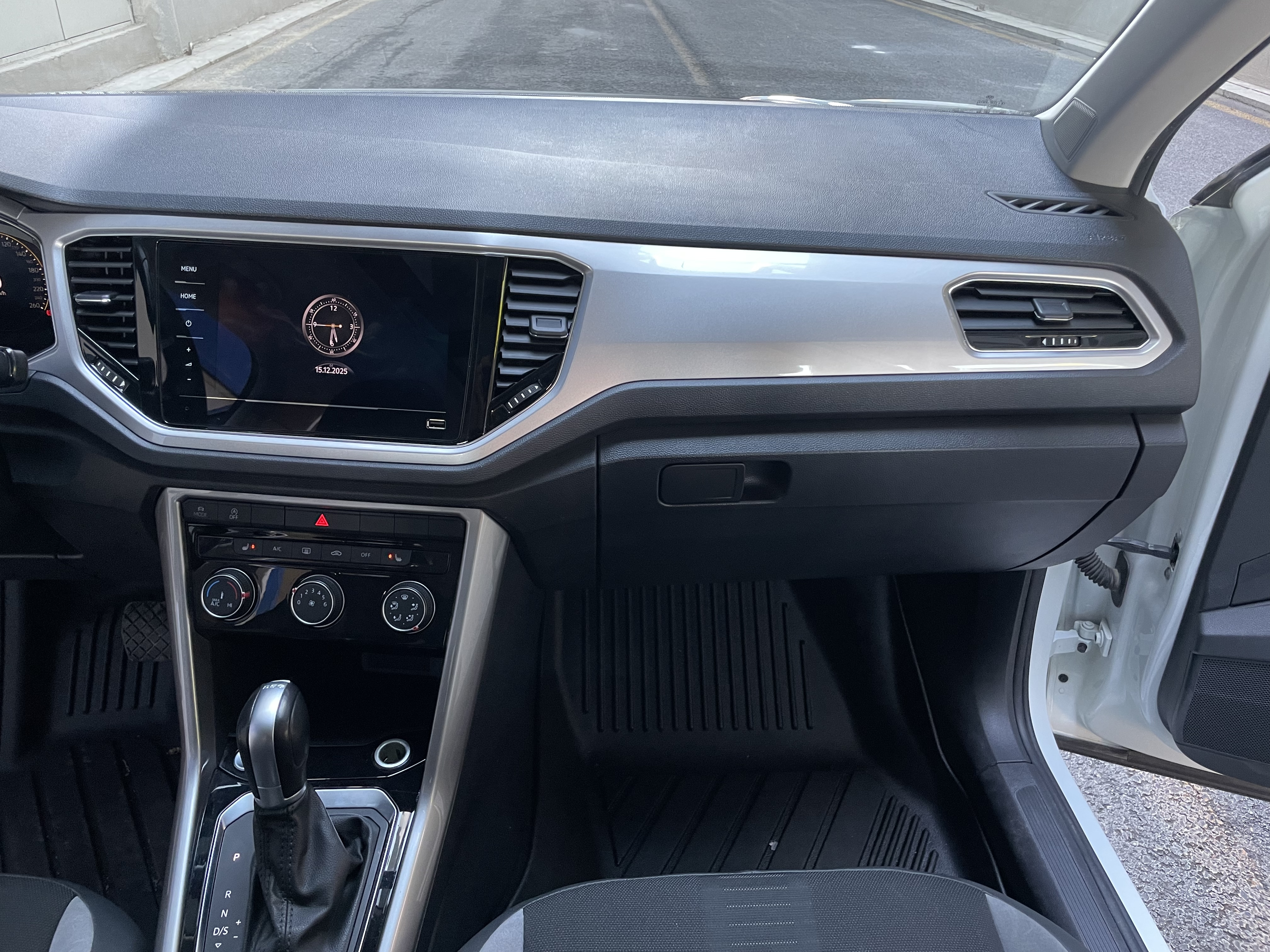 Volkswagen T-Roc 2022 car image #12