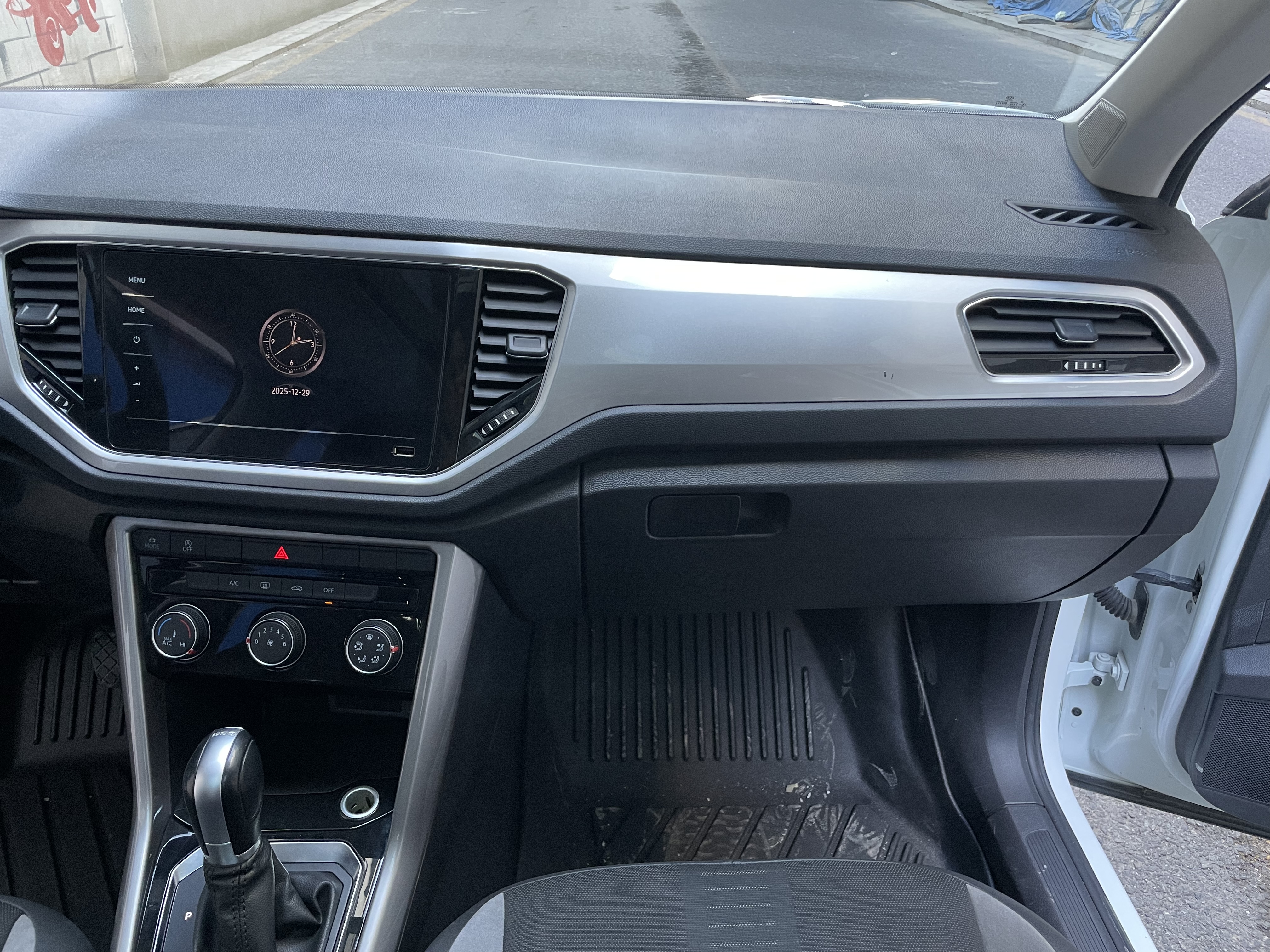 Volkswagen T-Roc 2022 car image #12