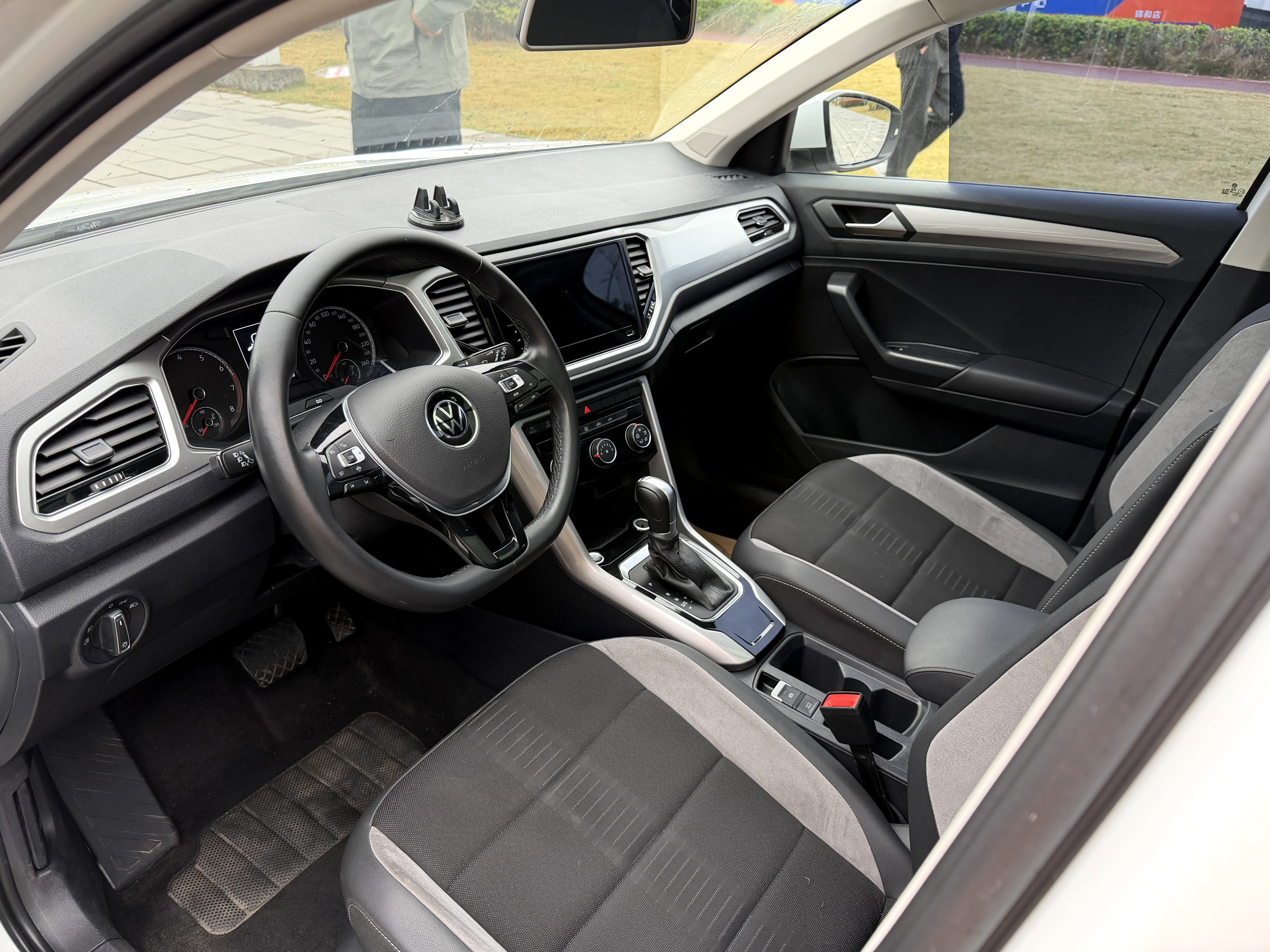 Volkswagen T-Roc 2023 car image #12