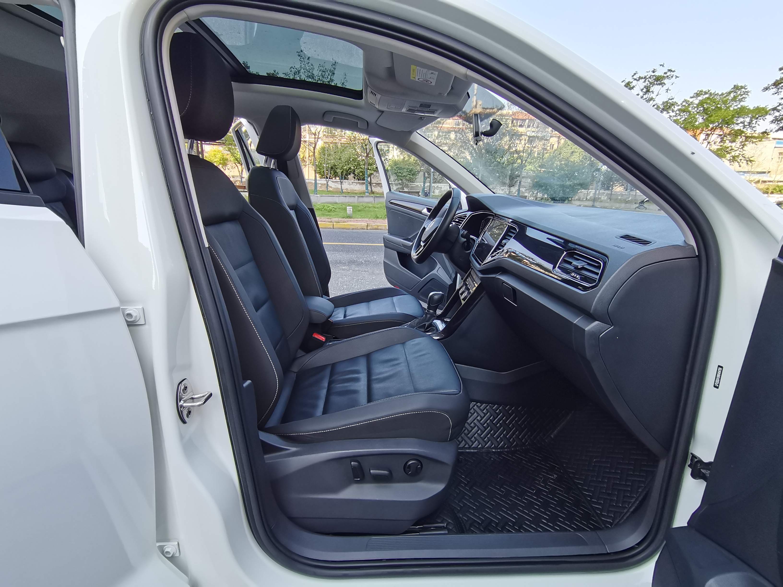 Volkswagen T-Roc 2023 car image #12
