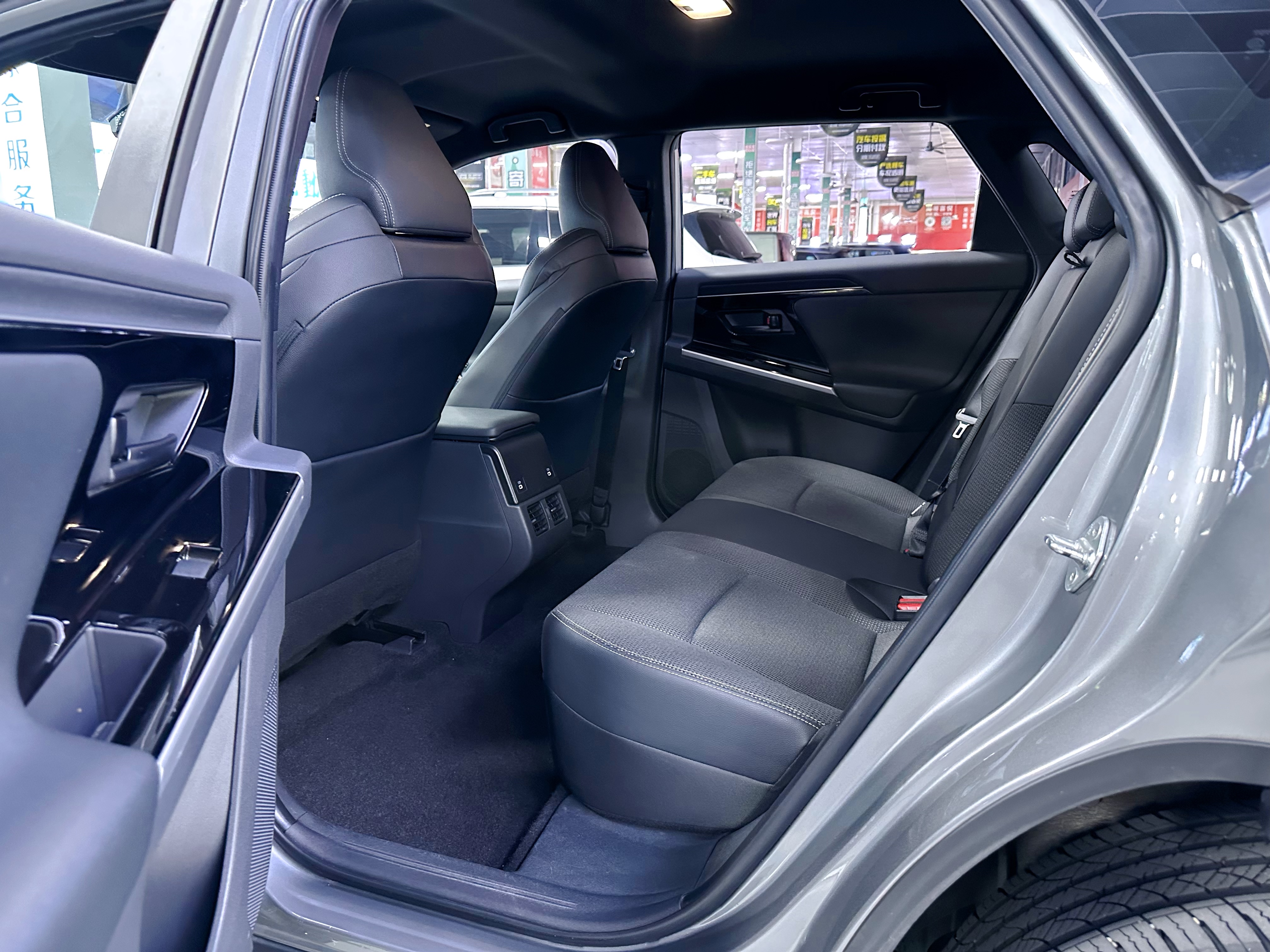 Toyota bZ4X 2023 immagine di auto #12