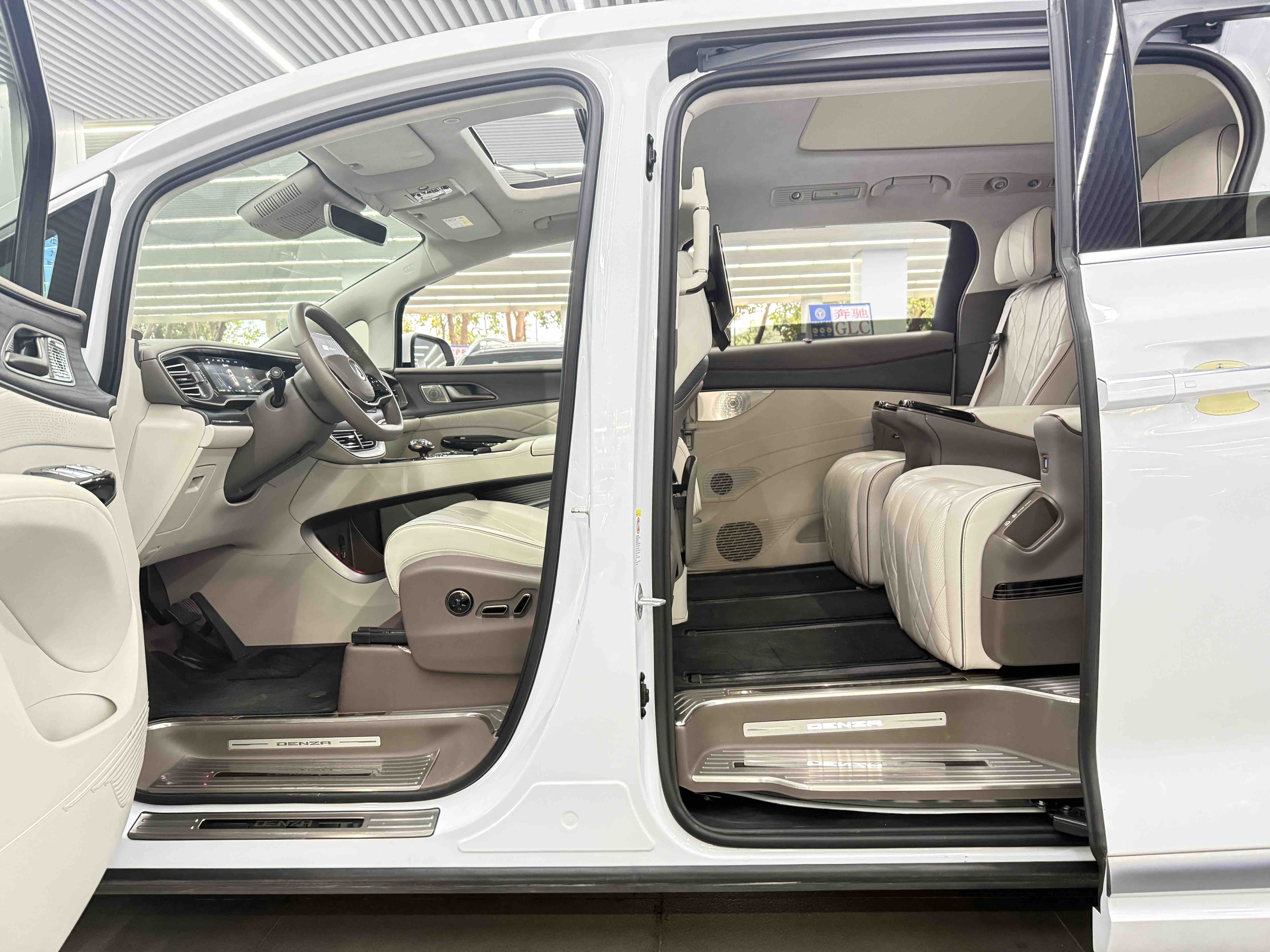 Denza D9 2023 car image #12