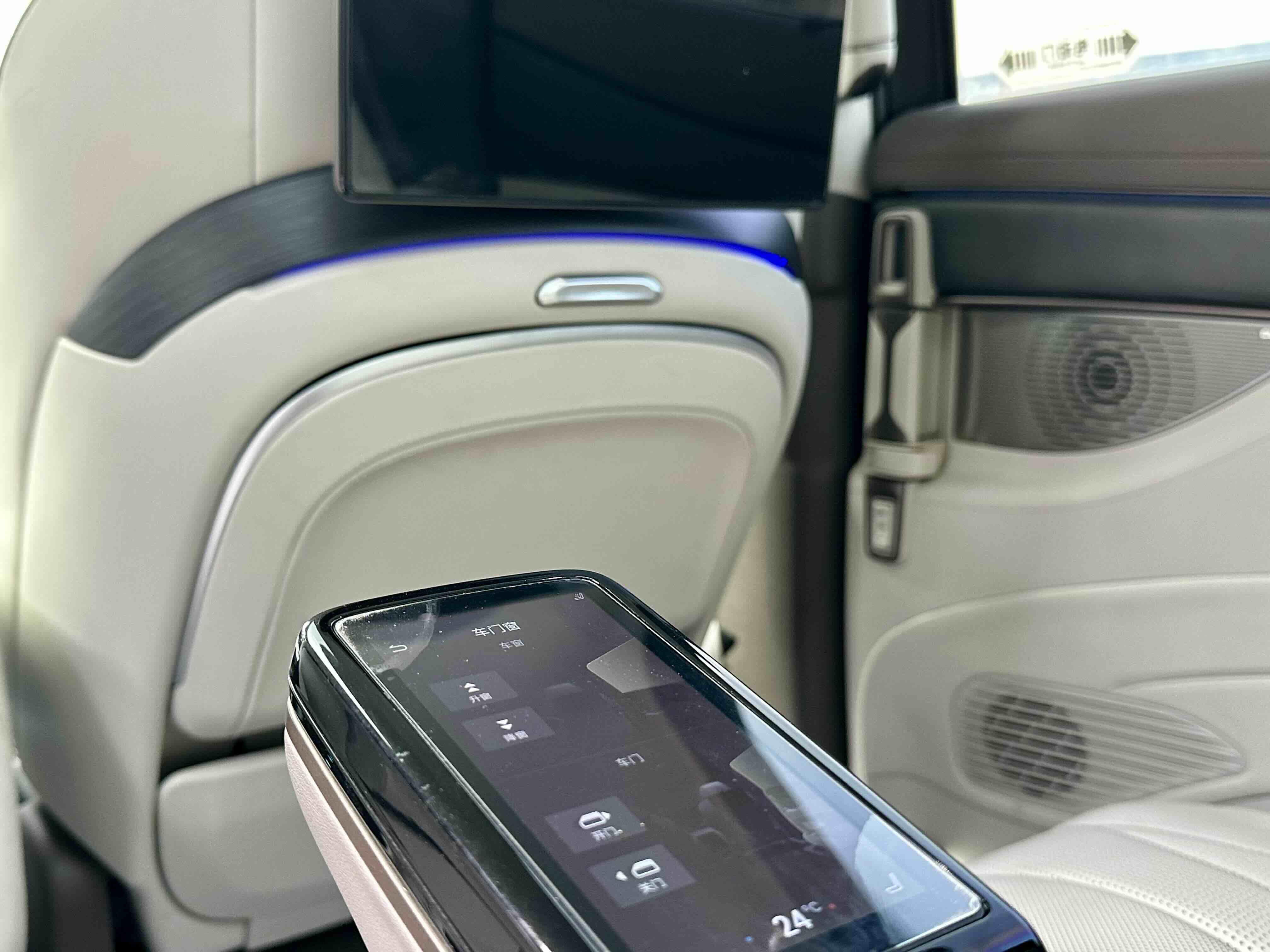 Denza D9 2023 car image #12