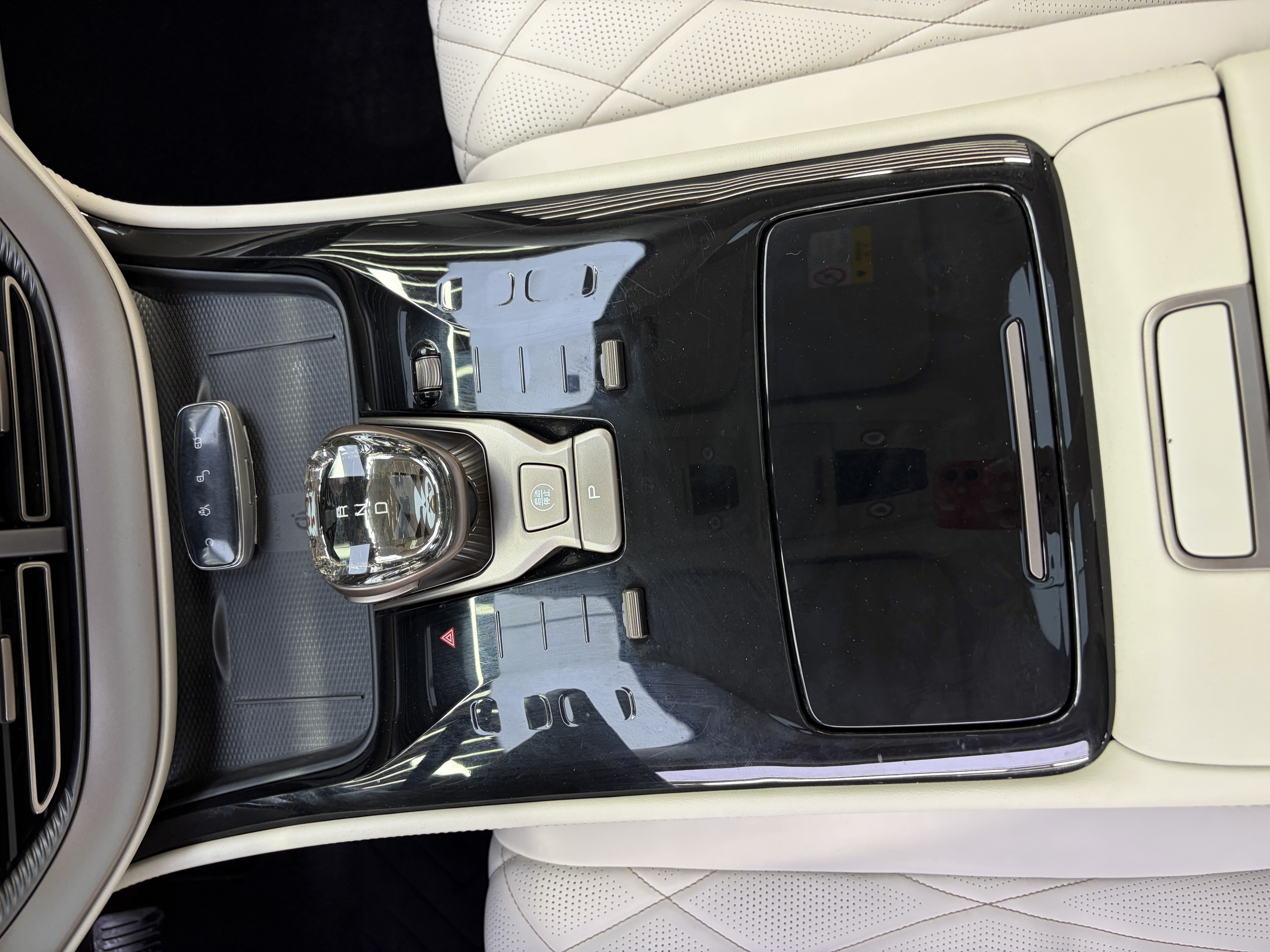 Denza D9 2023 صورة سيارة #12