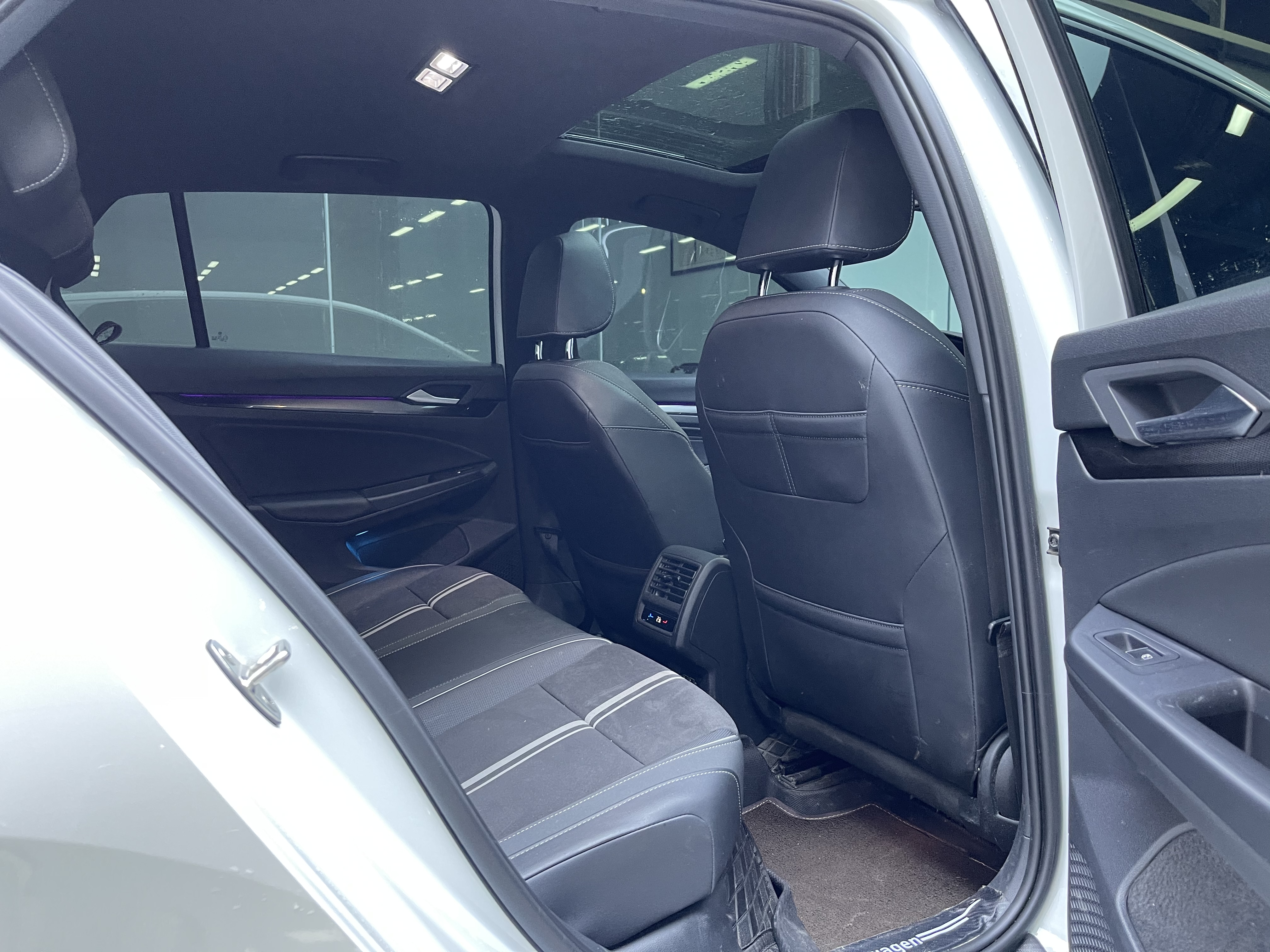 Volkswagen Golf 2023 car image #12