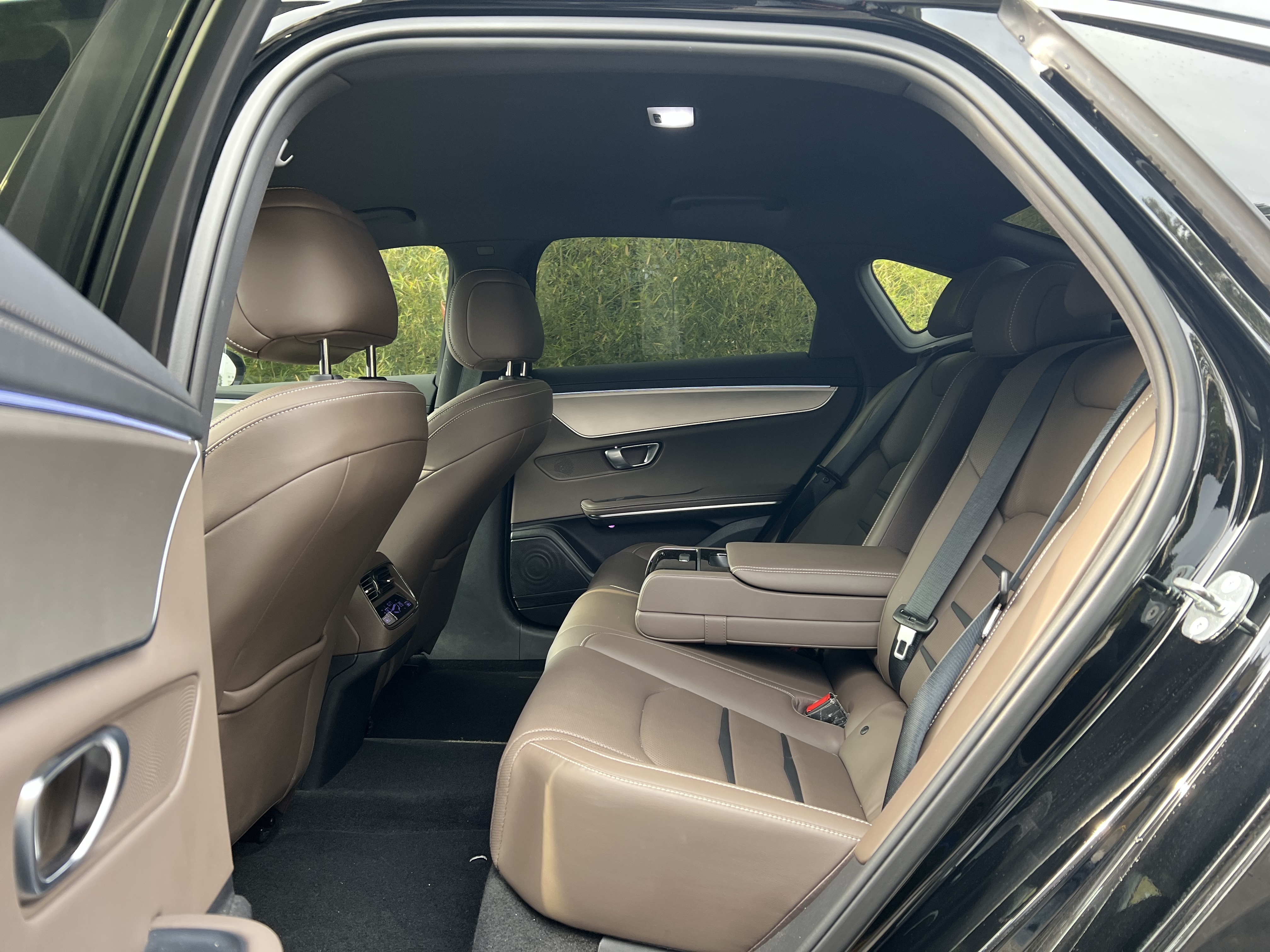 BYD e9 2022 car image #12