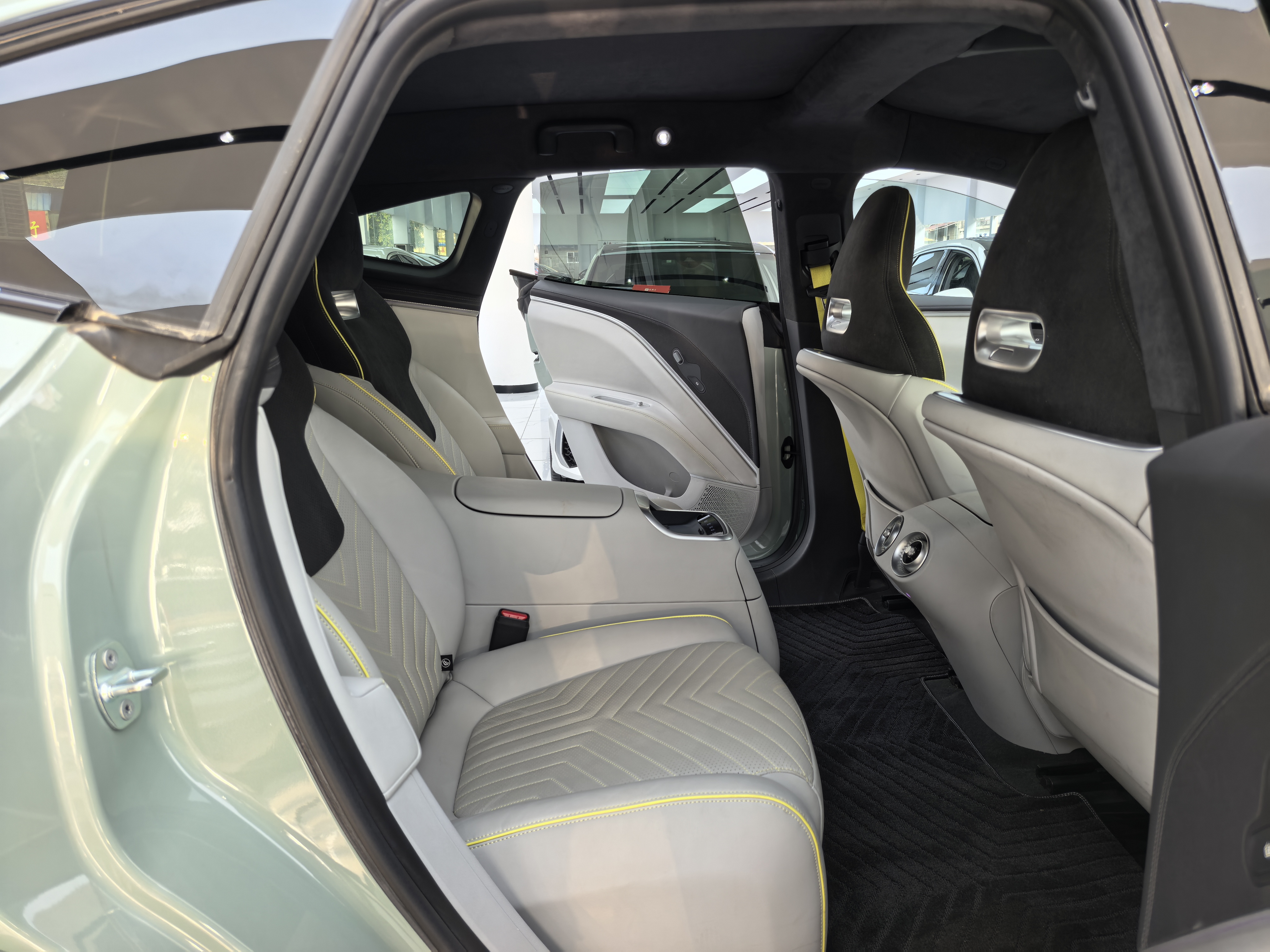 Avatr 11 2023 car image #12
